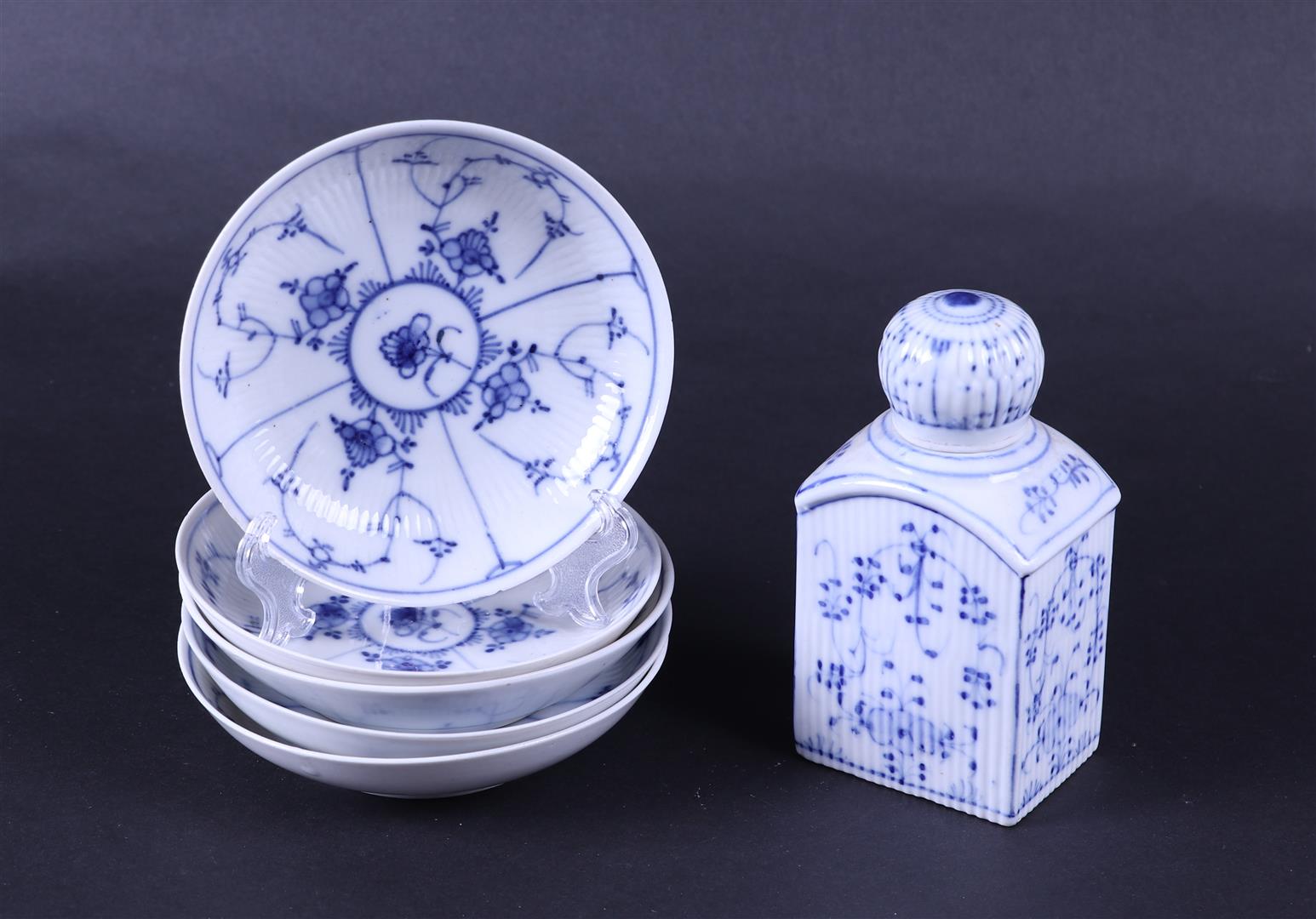 A lot consisting of (5) Zwiebelmuster plates, (6) cups  and a tea caddy, 19th century. - Image 3 of 3