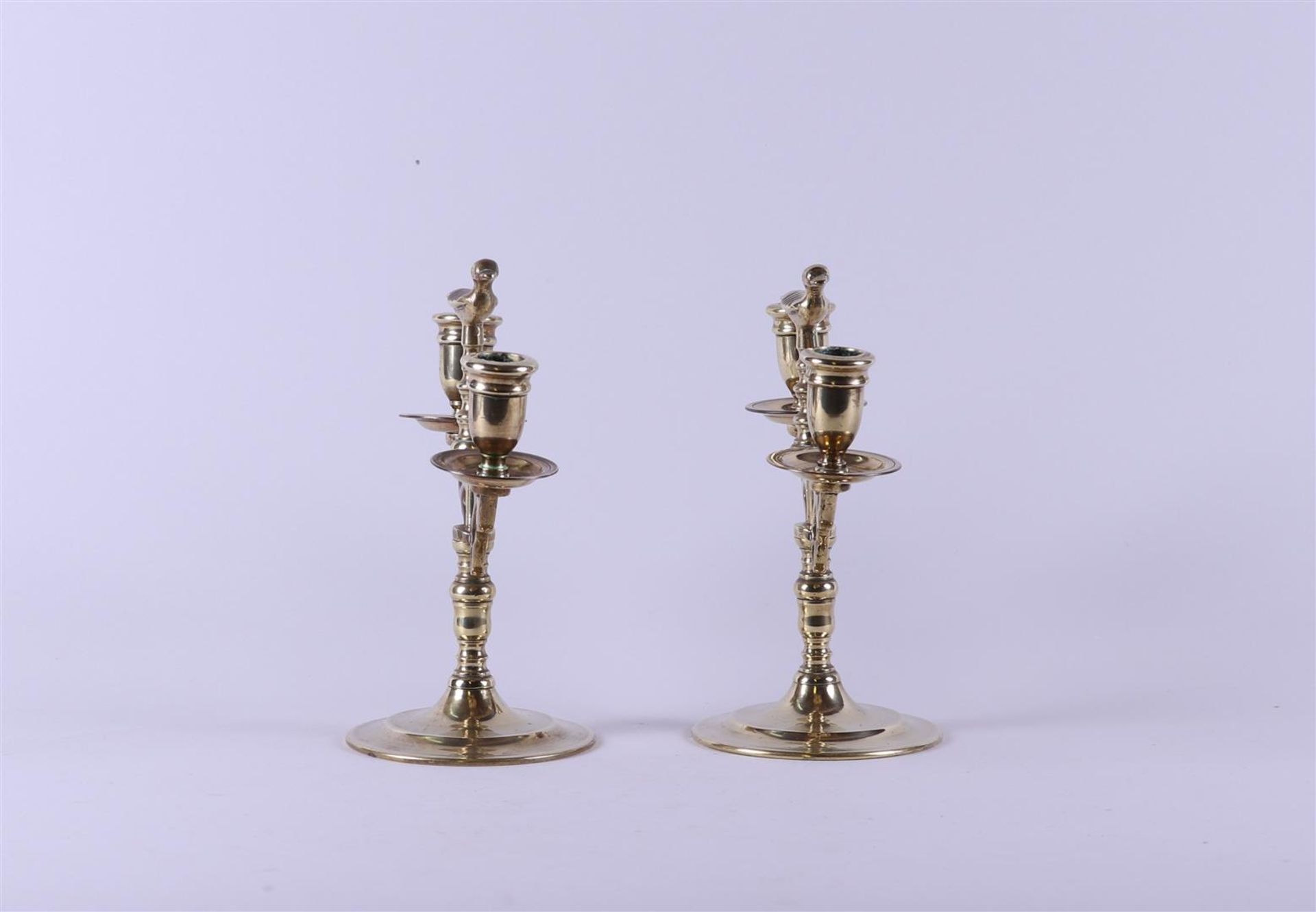 A set of brass two-light candlesticks with a bird in the centre. Holland, 19th century. - Bild 2 aus 2