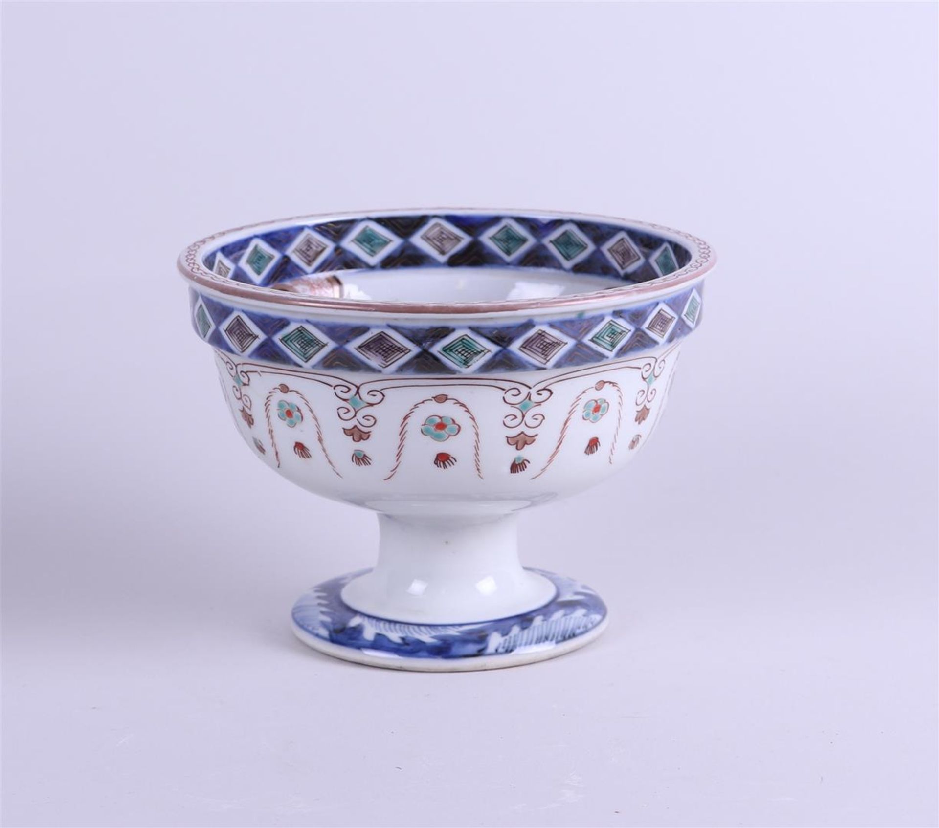 An Imari stem cup decorated with birds and blossoms on the inside, Japan, 19th century.