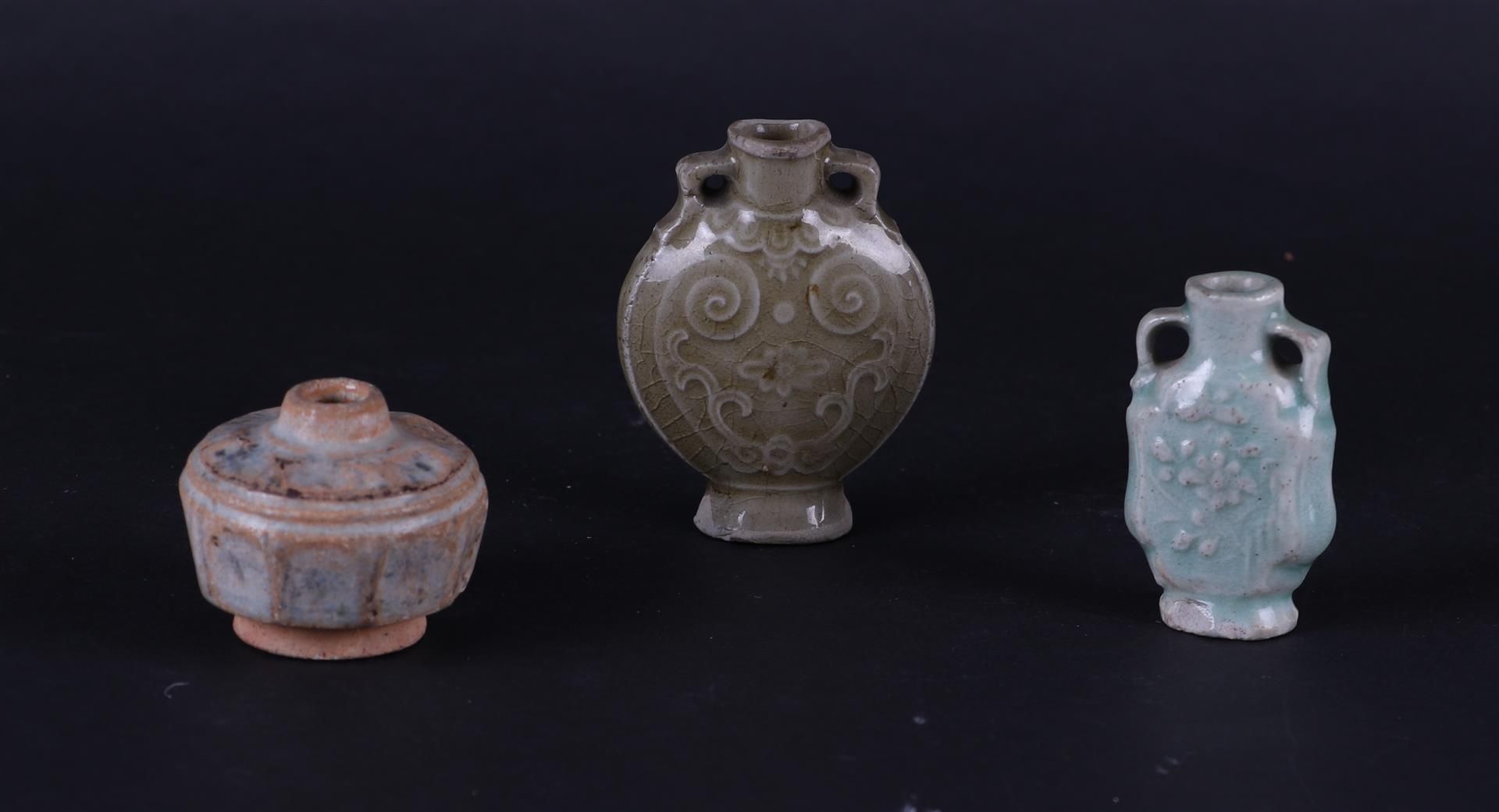 Two small Celadon vases with relief decoration and loop-shaped ears, a burial jar China, Ming - Bild 2 aus 3