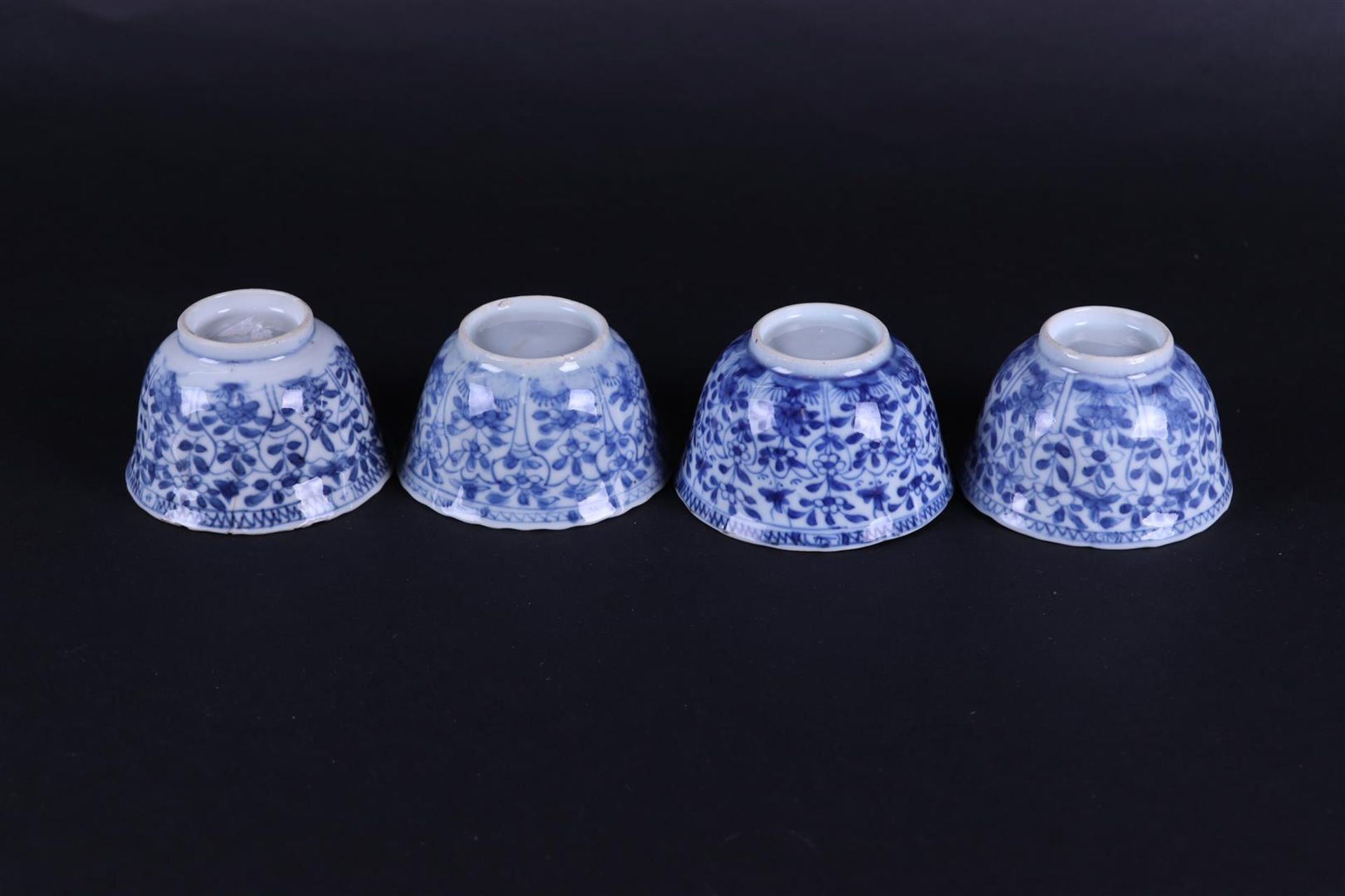 Four contoured porcelain bowls with floral decoration in flower-shaped compartments - Bild 3 aus 3