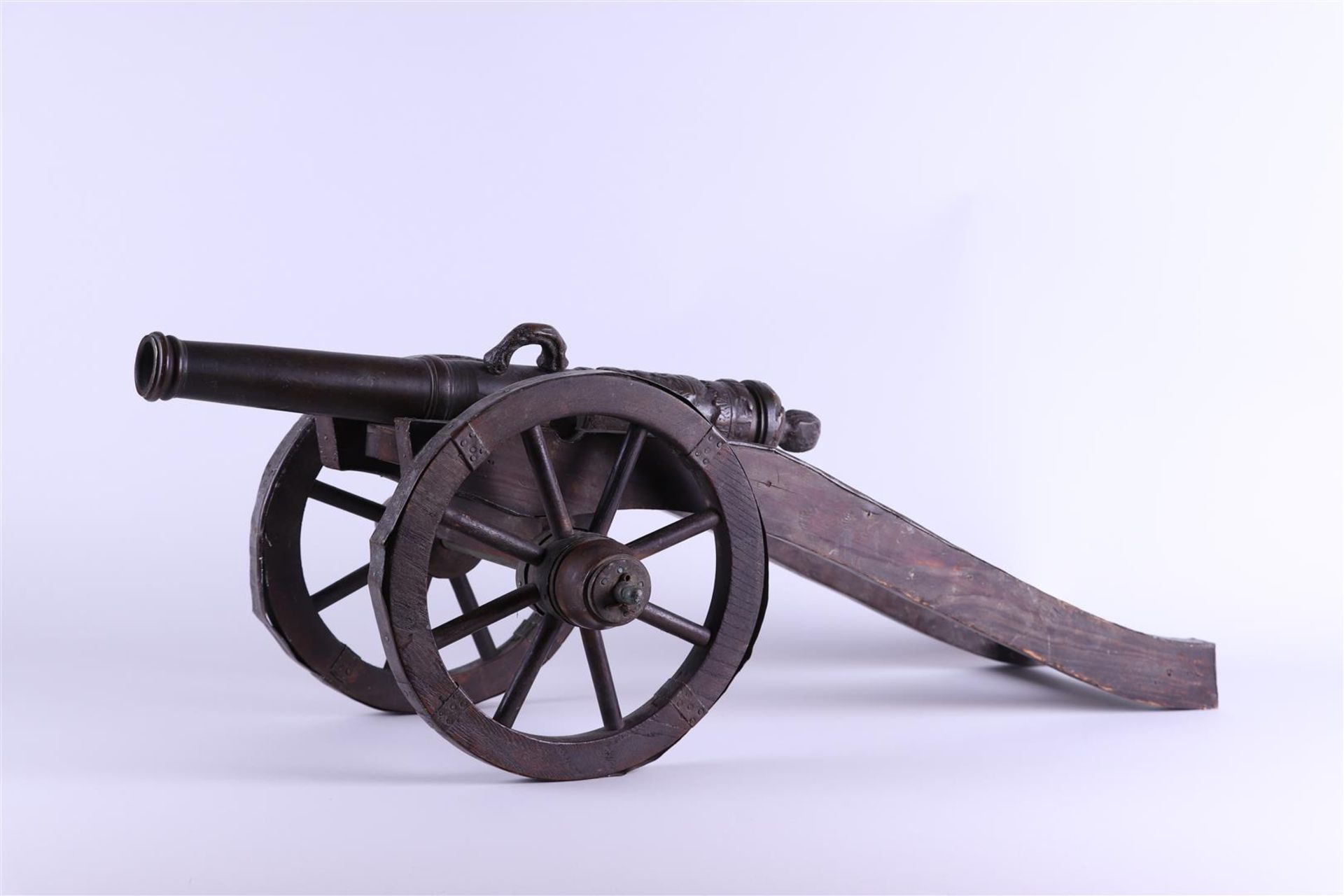 A bronze field gun on a wooden carriage. Tabletop model. The barrel dated 1630. ca. 1890.   - Image 2 of 5
