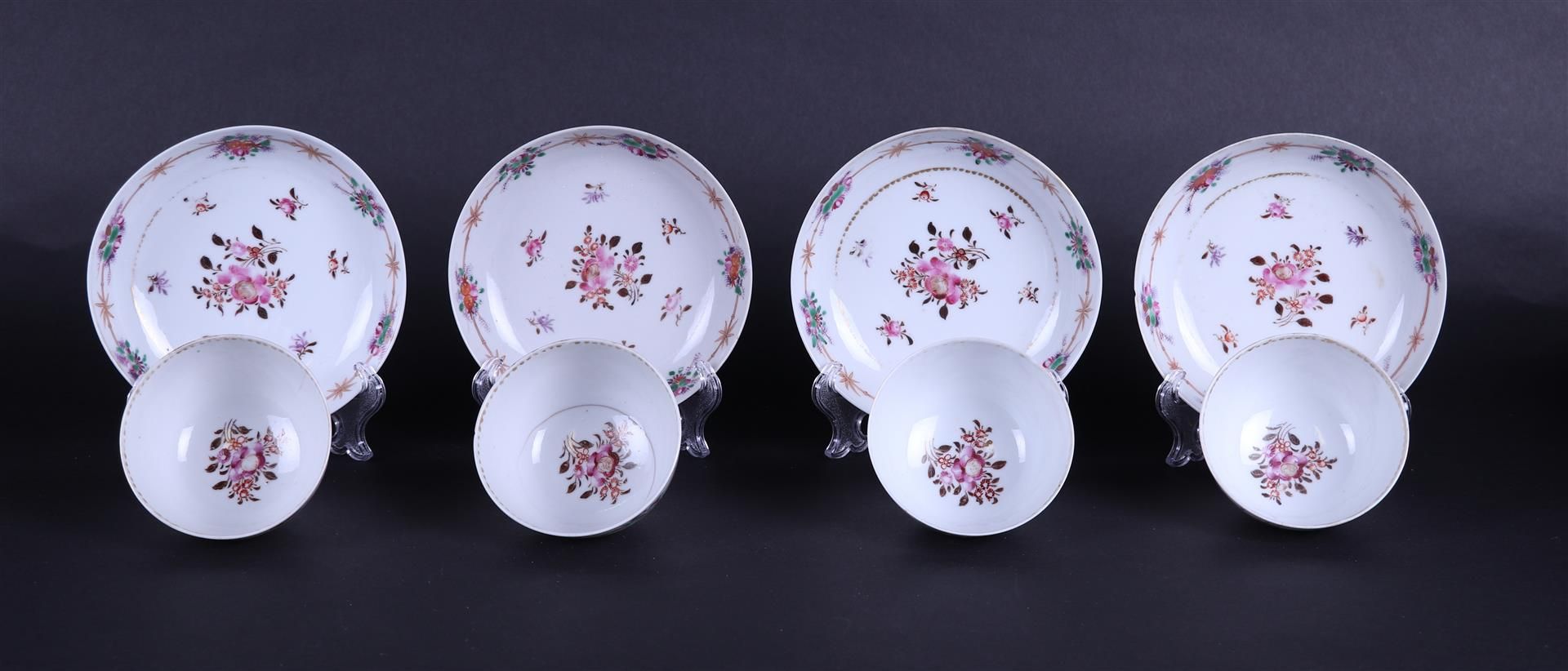 A lot of four porcelain Famile Rose bowls. China, 18th century. - Bild 2 aus 3