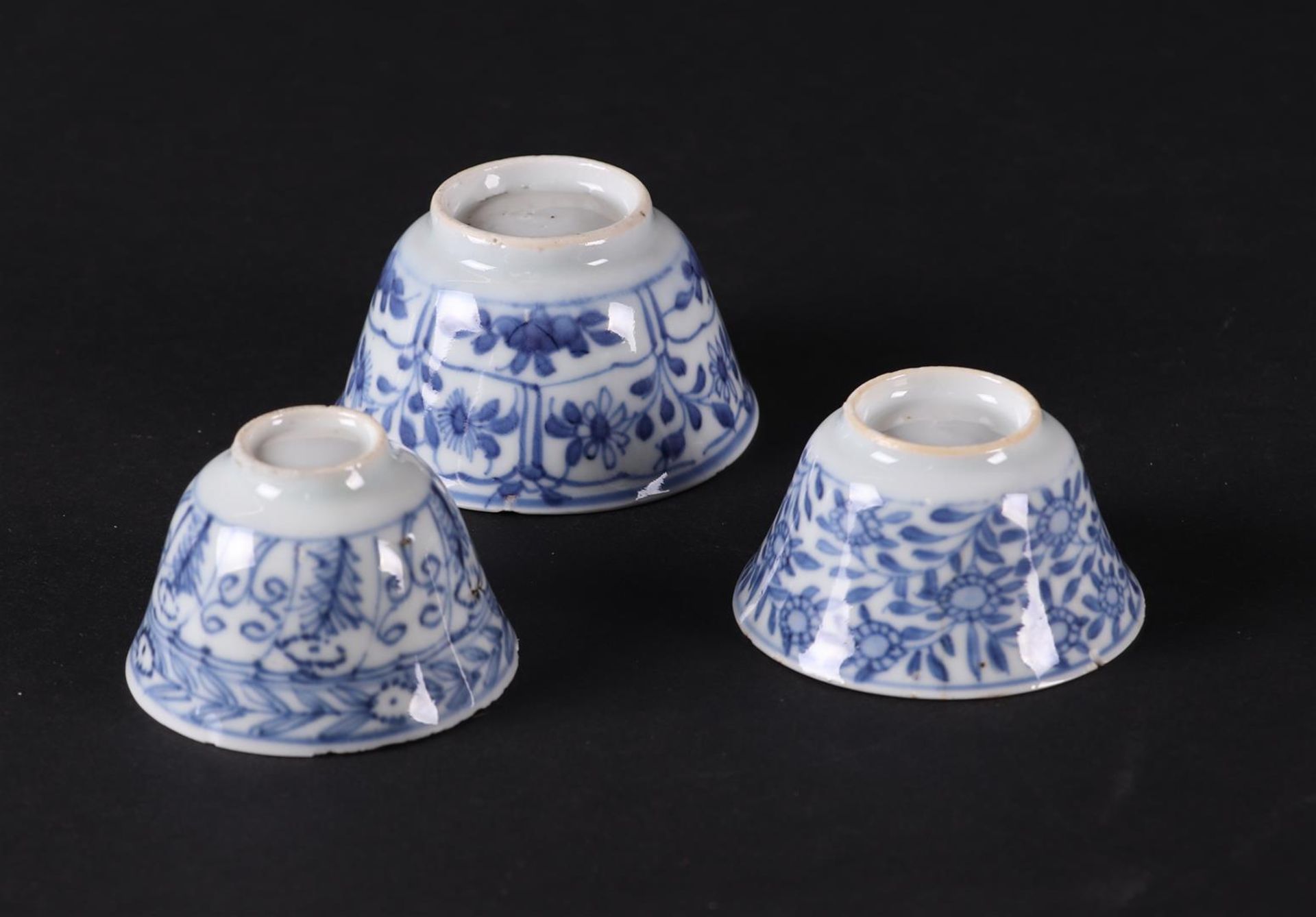 Three various porcelain bowls, all with floral decor. China, Yongzheng/Qianlong. - Bild 3 aus 3