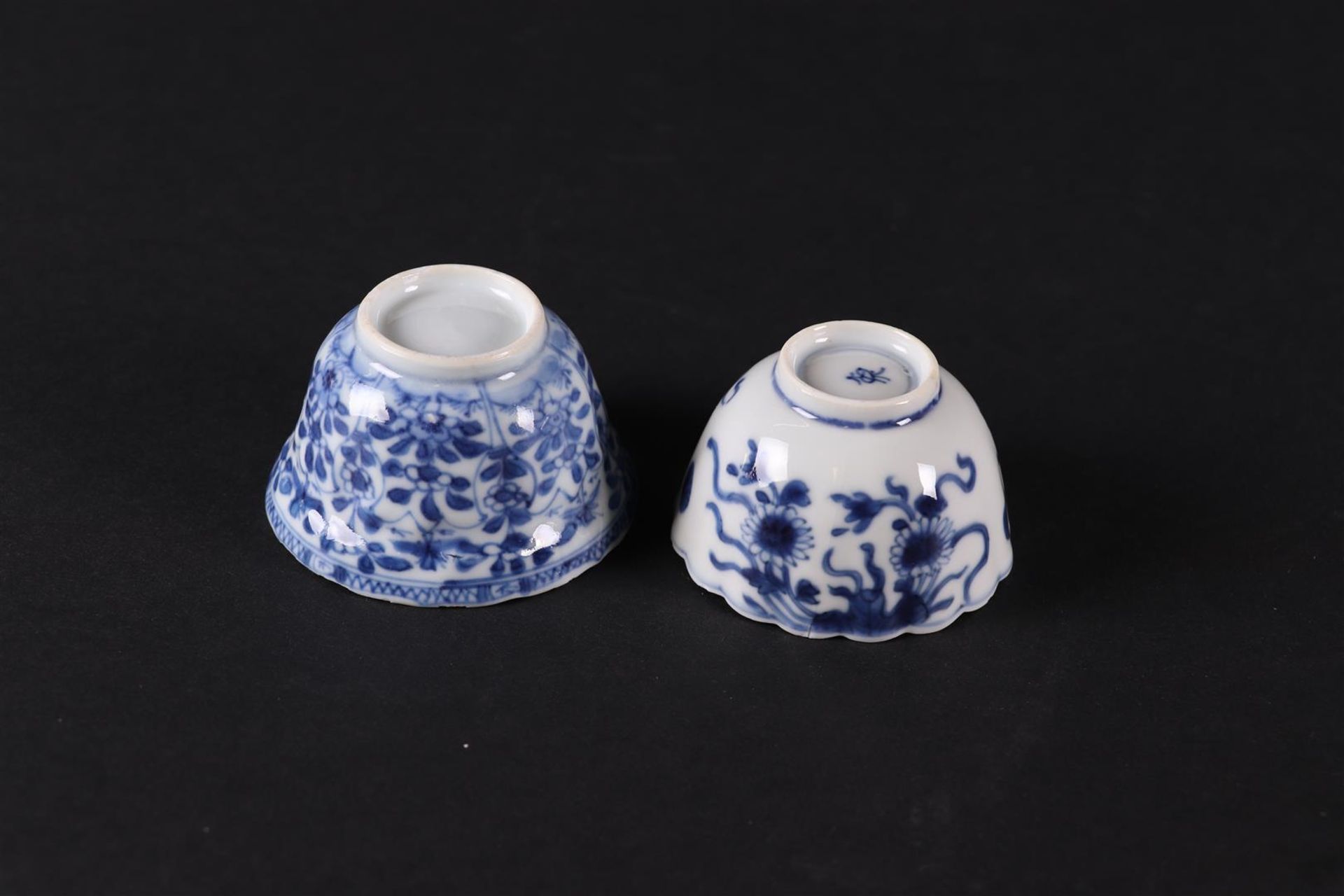 Two various contoured porcelain bowls, both with floral decoration, one marked. China,  - Bild 3 aus 3