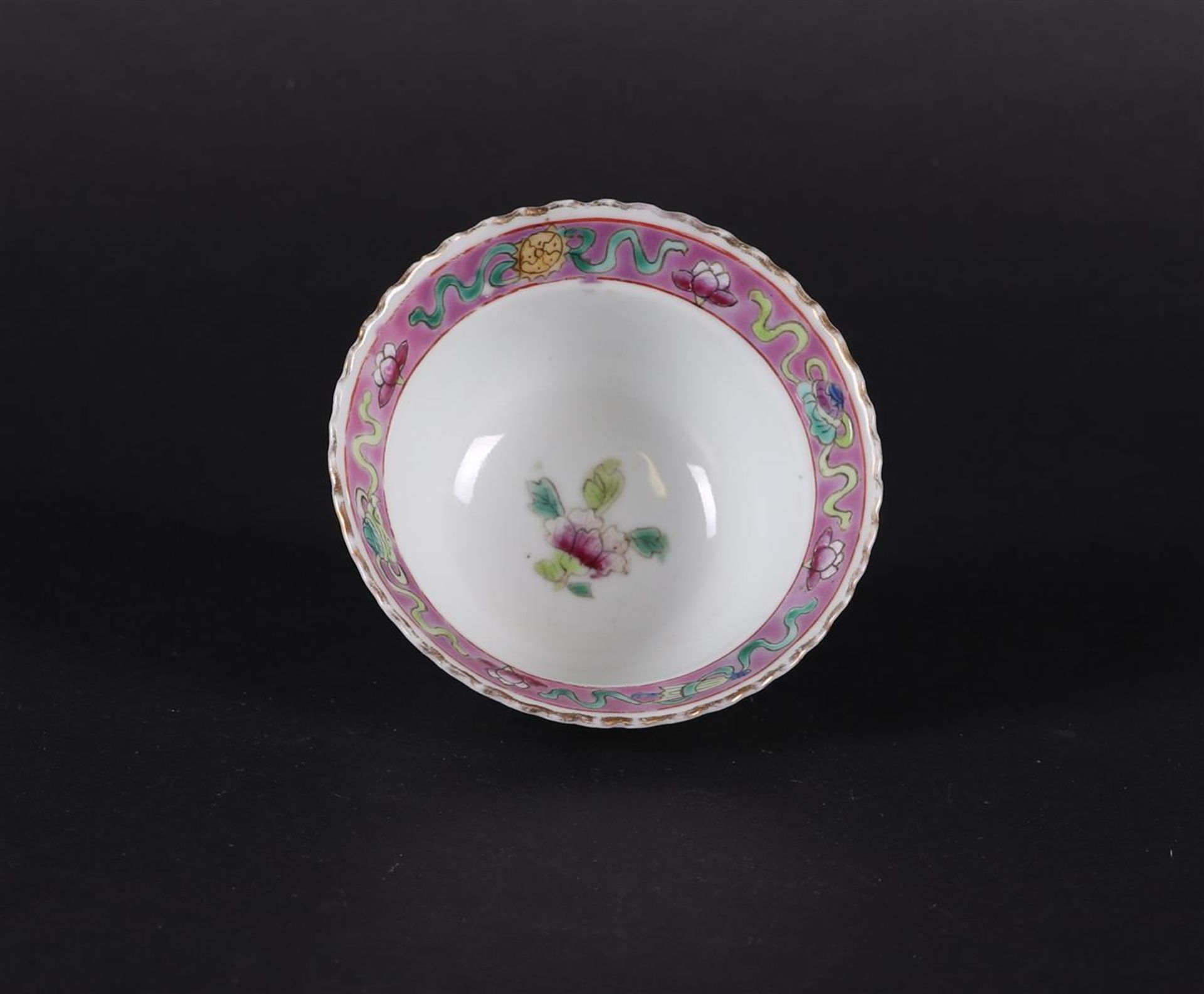 A porcelain Famille Rose bowl for the Straits or Peranakan market, marked on the bottom.  - Bild 2 aus 4