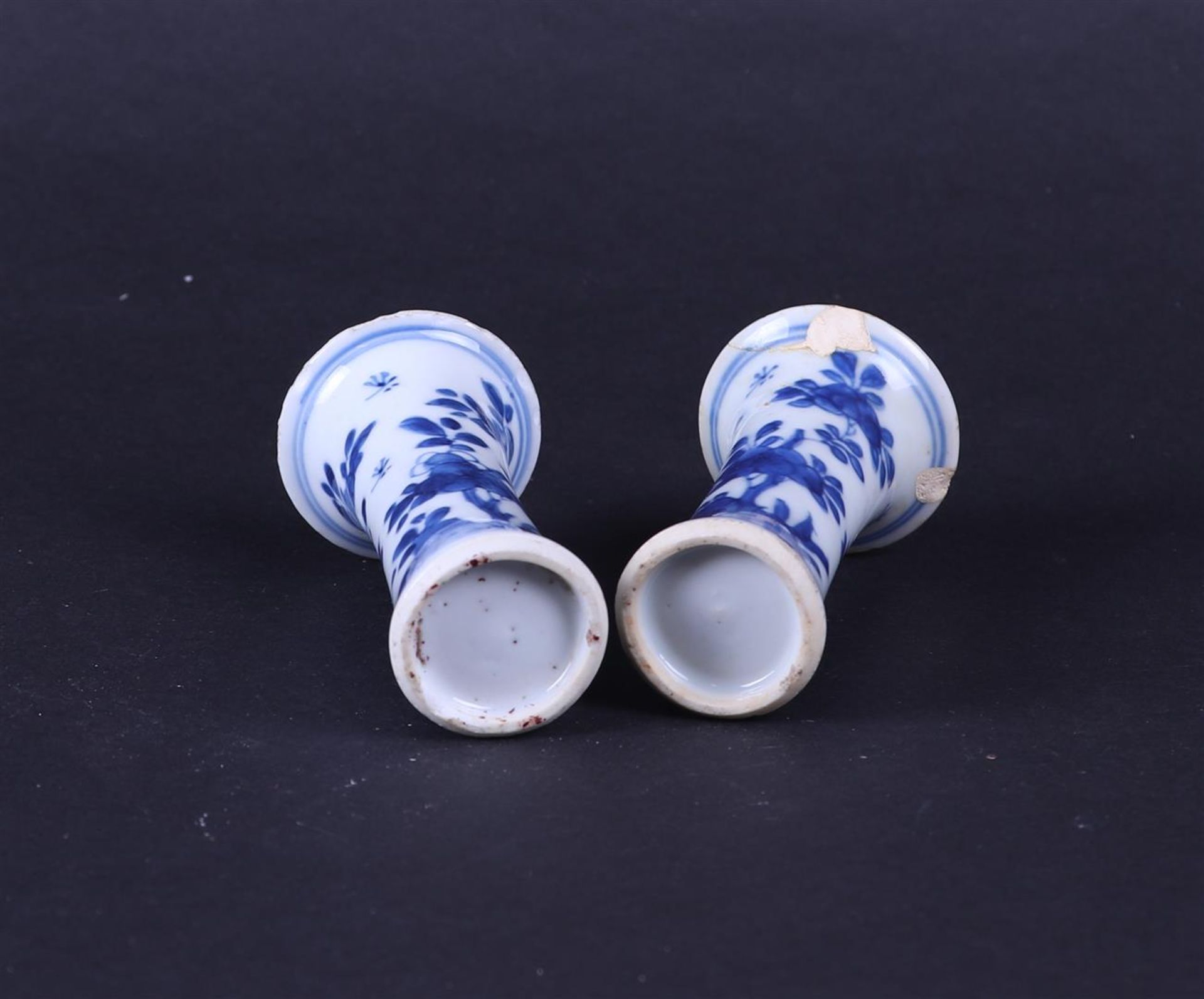 Two porcelain beaker vases with floral decor. China, Kangxi. - Bild 4 aus 4