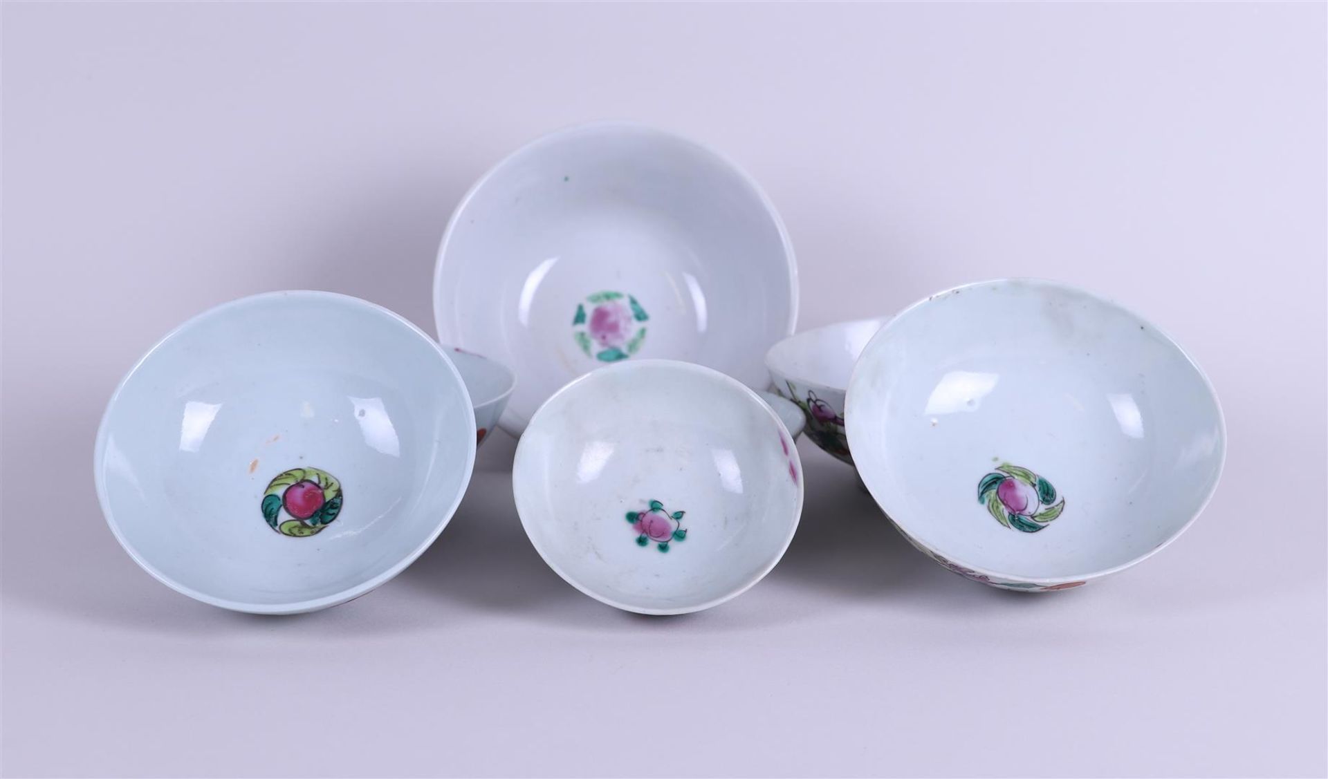 A lot  with (6)  porcelain bowls with floral decor. China, Tongzhi. - Image 3 of 4