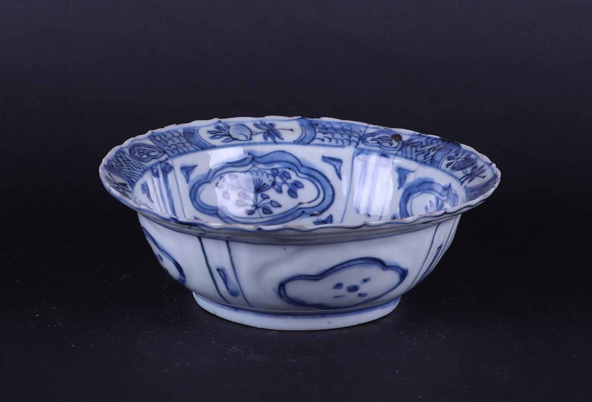 A porcelain  "klapmuts" bowl with an antiquities decor. China Wanli ca 1620. - Image 3 of 3