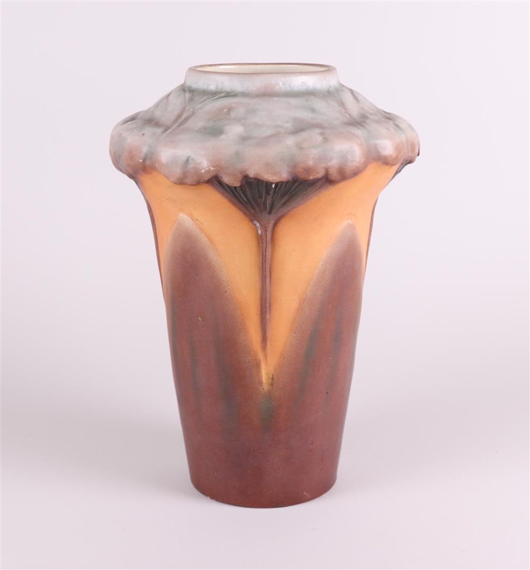 An earthenware Art Noveau vase with floral motifs. France, early 20th century. - Bild 3 aus 5
