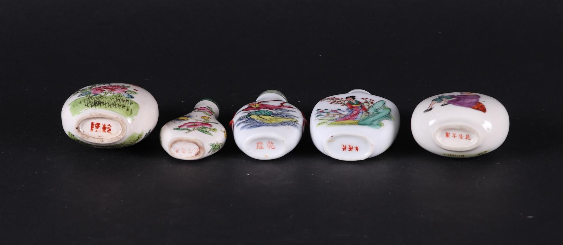 A lot  with (5) porcelain famille rose snuff bottles. China, 20th century. - Bild 3 aus 3