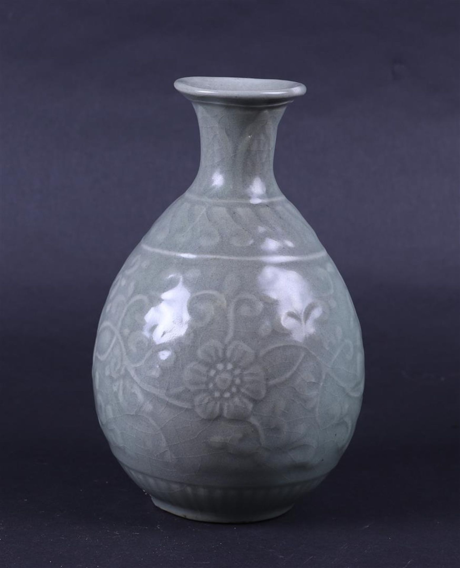 A Celadon vase with floral relief. China, Ming. - Bild 2 aus 5