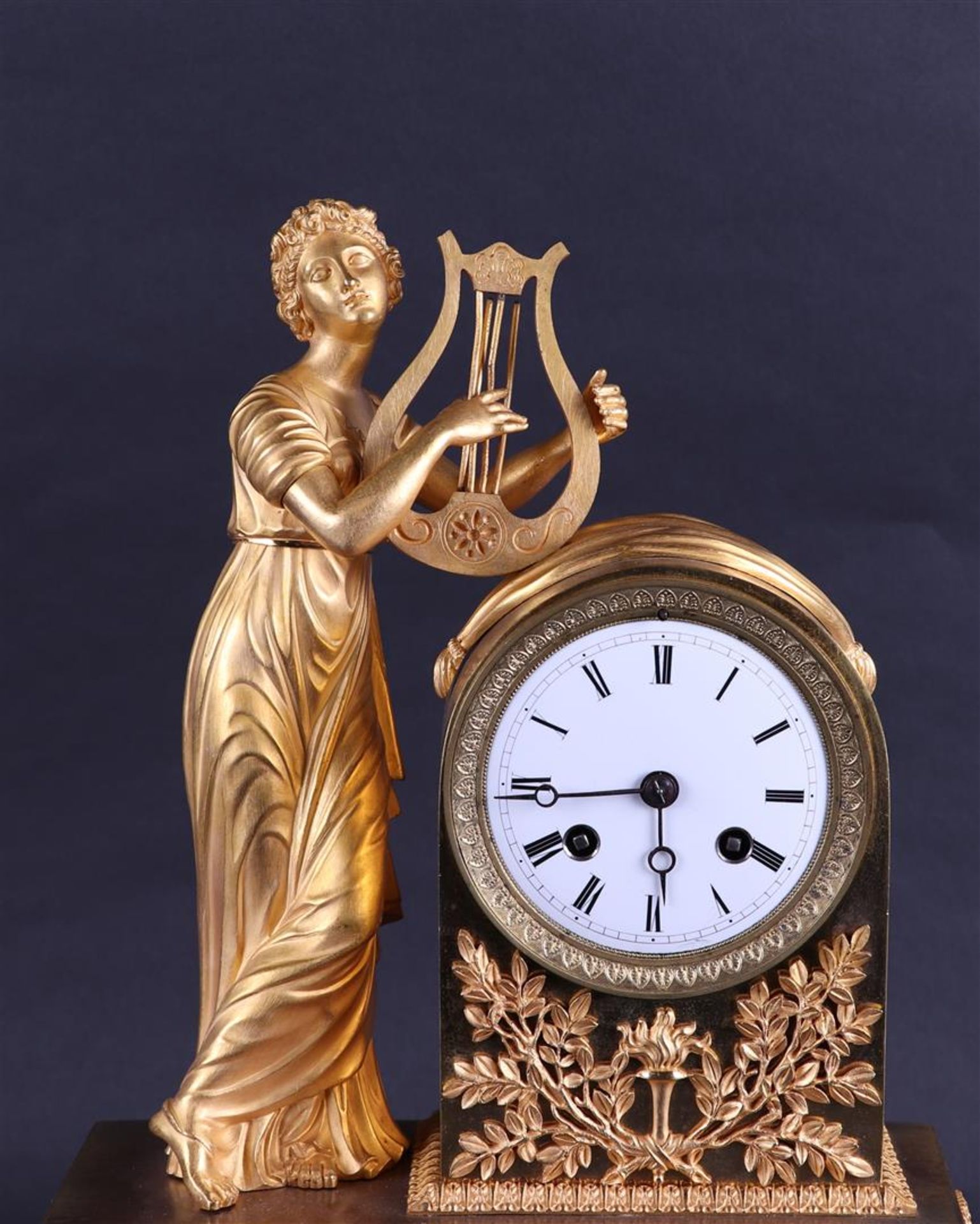 A 19th century fire-gilt mantel clock with harp-playing muse. - Bild 3 aus 7