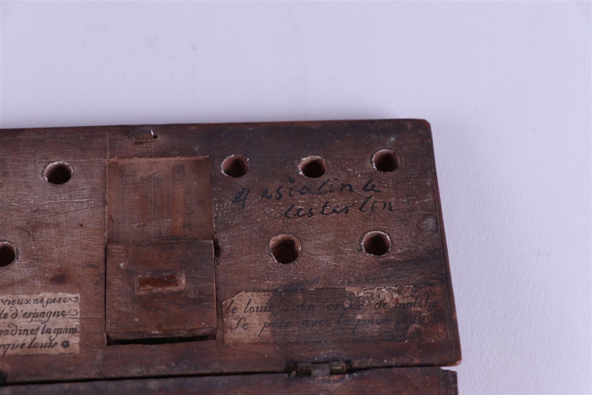 Trebuchet Gold scale in wooden box. 18th century. - Bild 4 aus 4