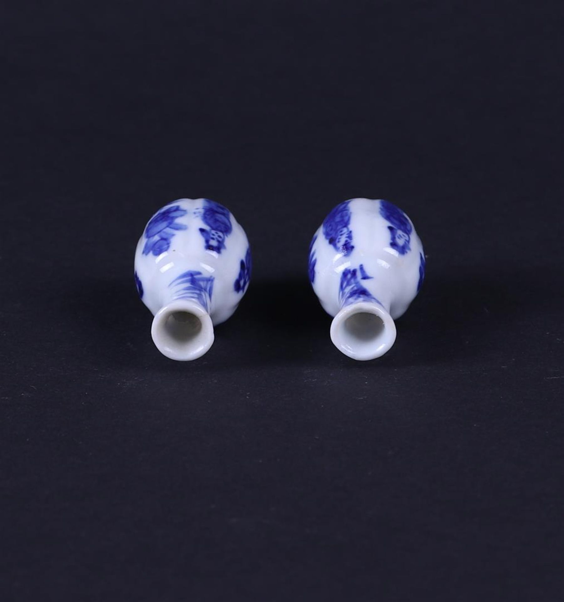 A set of two porcelain miniature vases decorated with Long Elizas. China, Kanxi. - Bild 4 aus 4