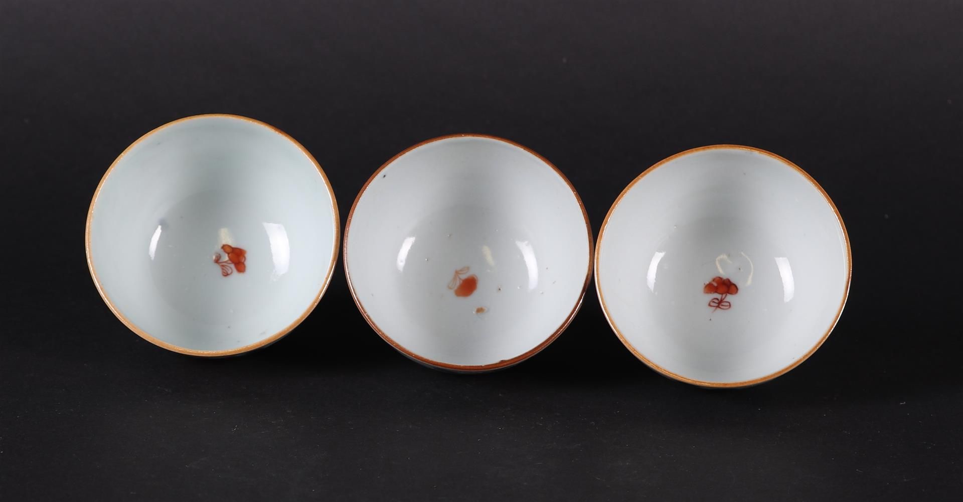 Three porcelain Imari bowls with floral decor. China Qianlong. - Bild 2 aus 3