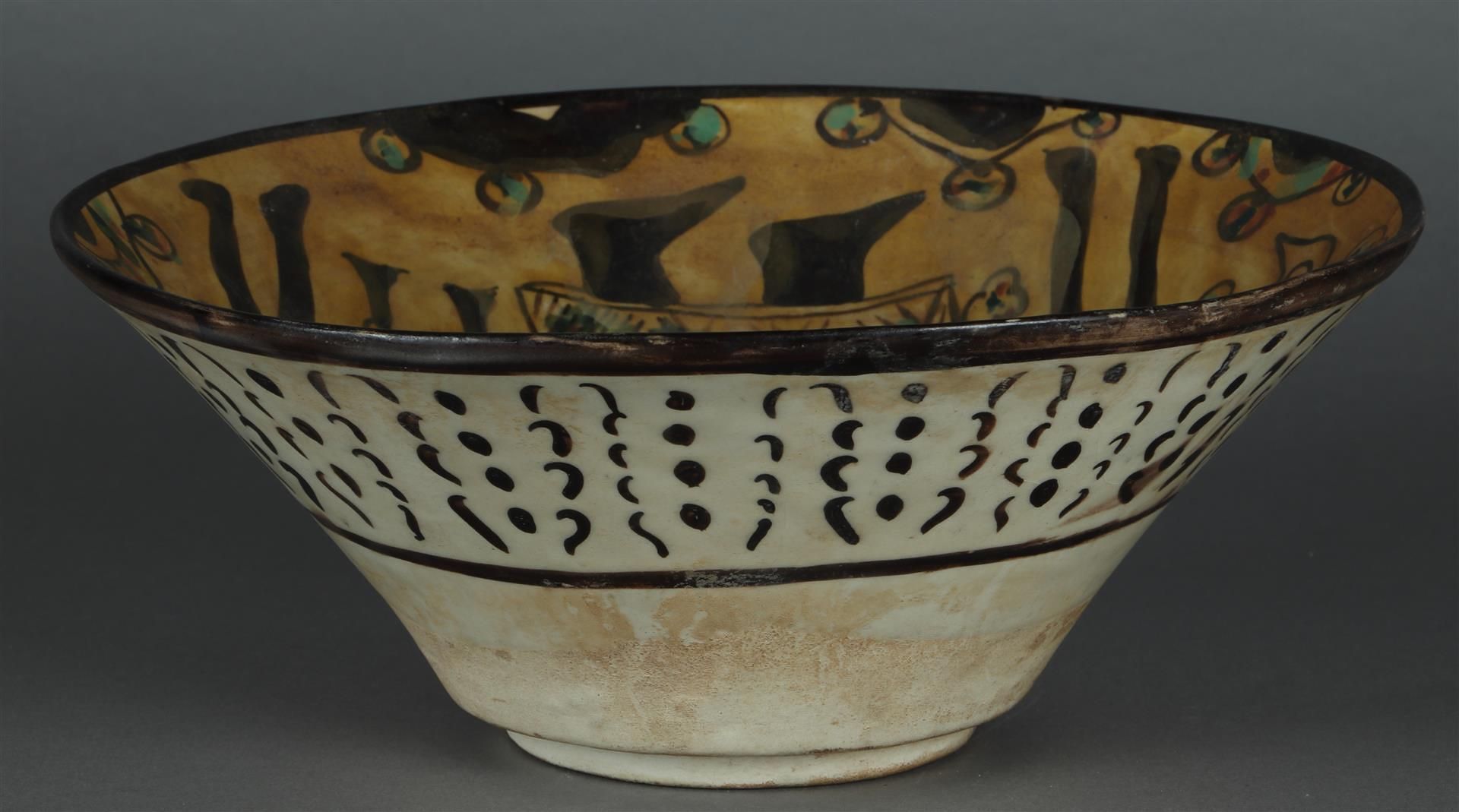 A pottery Nishapur painted bowl. Persia, probably 13th century. - Bild 2 aus 4