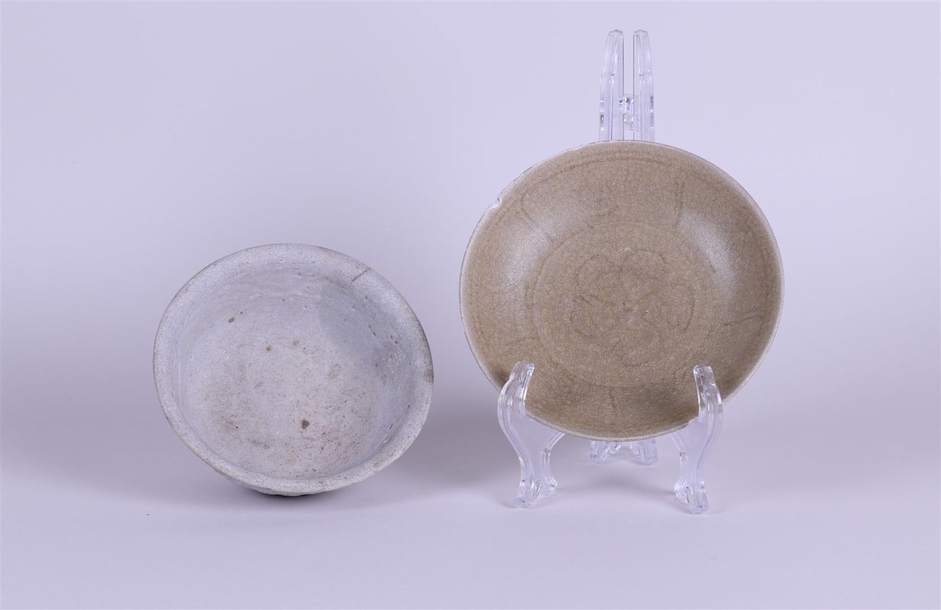A lot  with two seabed  treasures consisting of a dish and bowl. China, 15/16th century. - Image 2 of 3