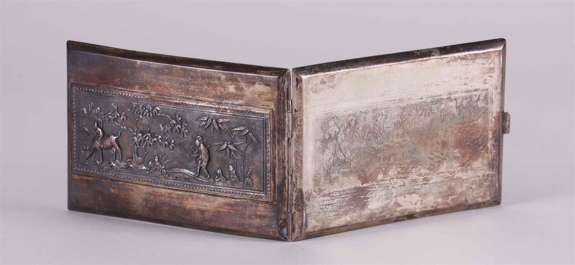 A 'Djokja' silver cigarette case decorated with figures in a landscape. China, 20th century. - Image 2 of 3