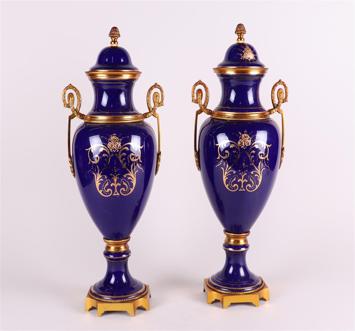 A set of two Sèvres-style porcelain vases with brass mounts. France, 20th century. - Image 3 of 4