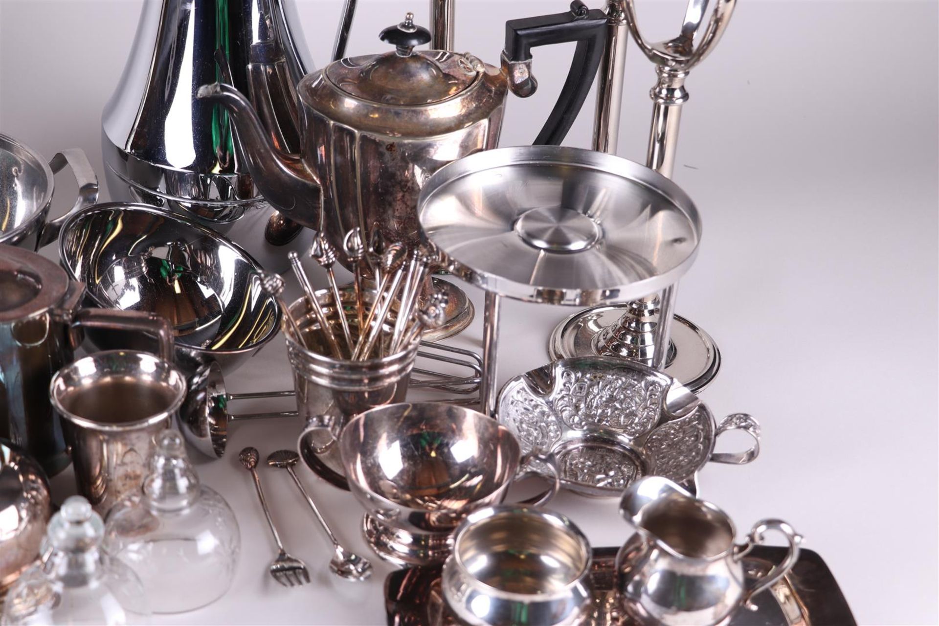 A lot of various (silver plated) objects including a candlestick and a tea set. - Bild 2 aus 3