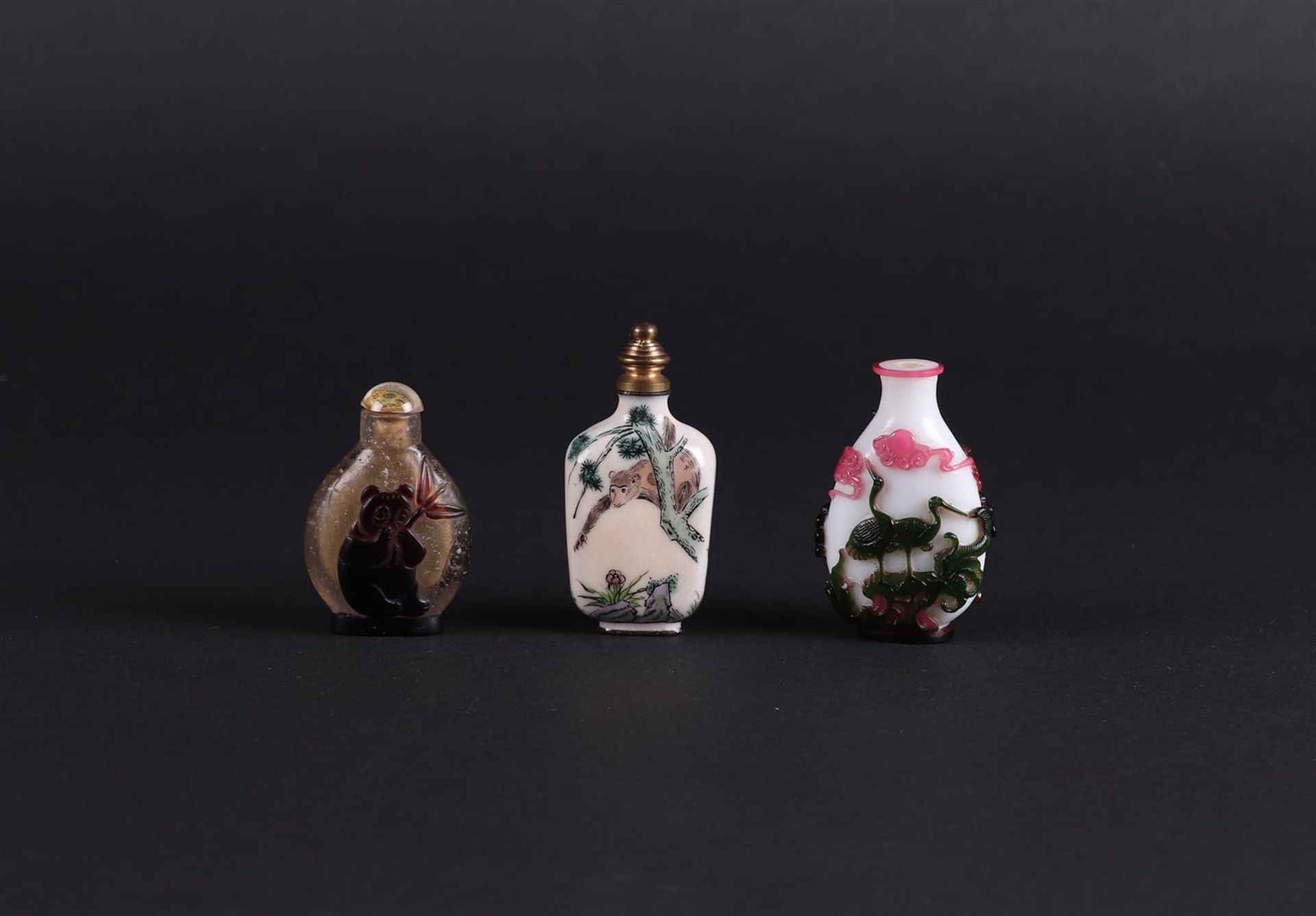 A lot of three snuff bottles including some in enamel. China, 20th century. - Image 2 of 2