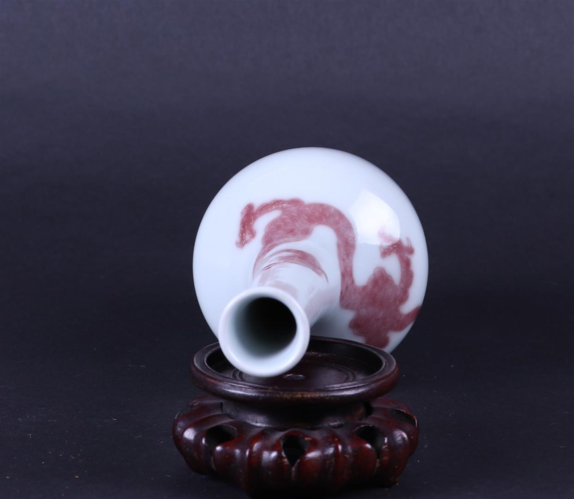 A porcelain pipe vase with Iron red decoration of a dragon, marked Kangxi. China, 19/20th century. - Image 4 of 5