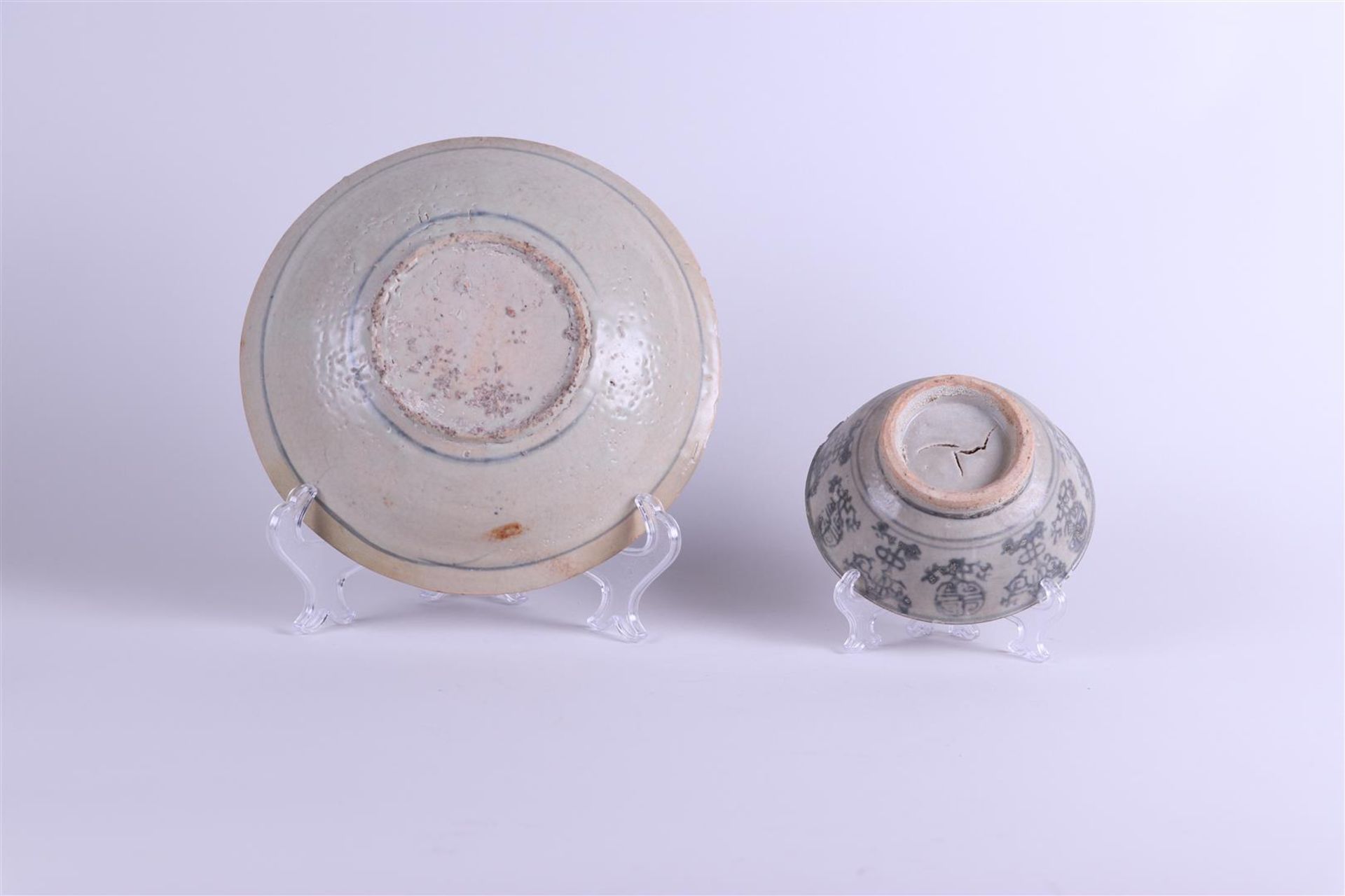 A lot consisting of a porcelain dish and bowl. China, Ming. - Image 2 of 2