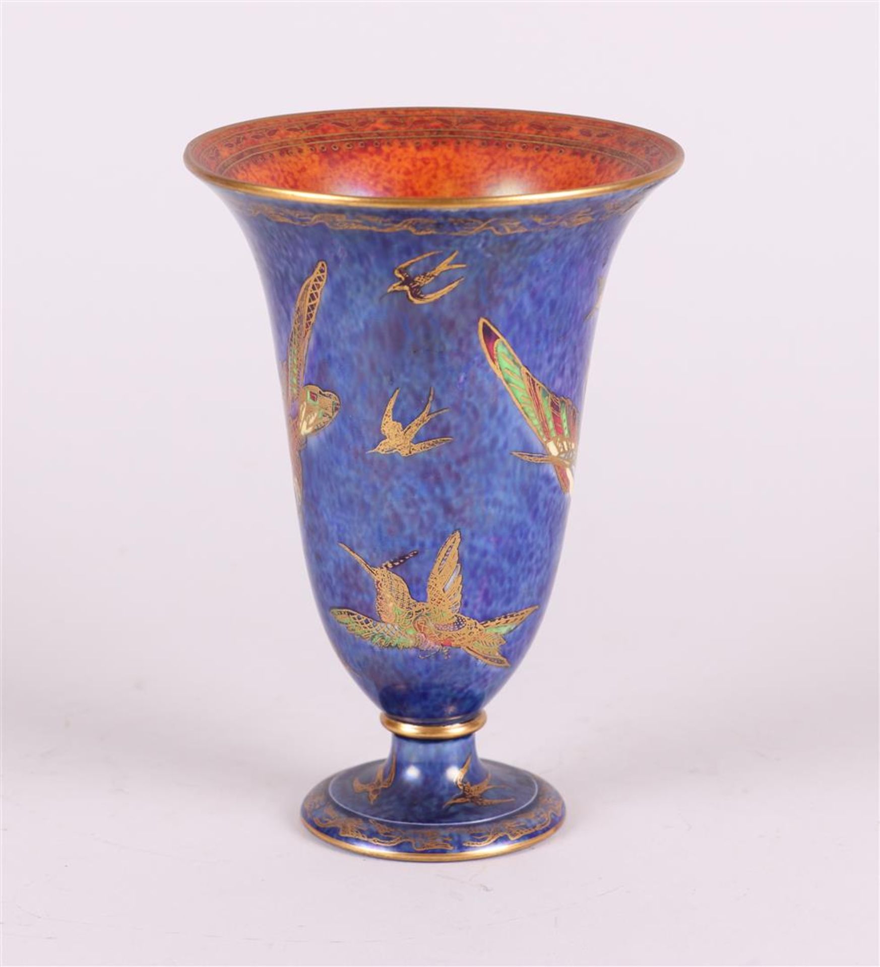 A Wedgwood Fairyland luster ware Hummingbird vase, decor Z5294, ca. 1920. - Bild 2 aus 5