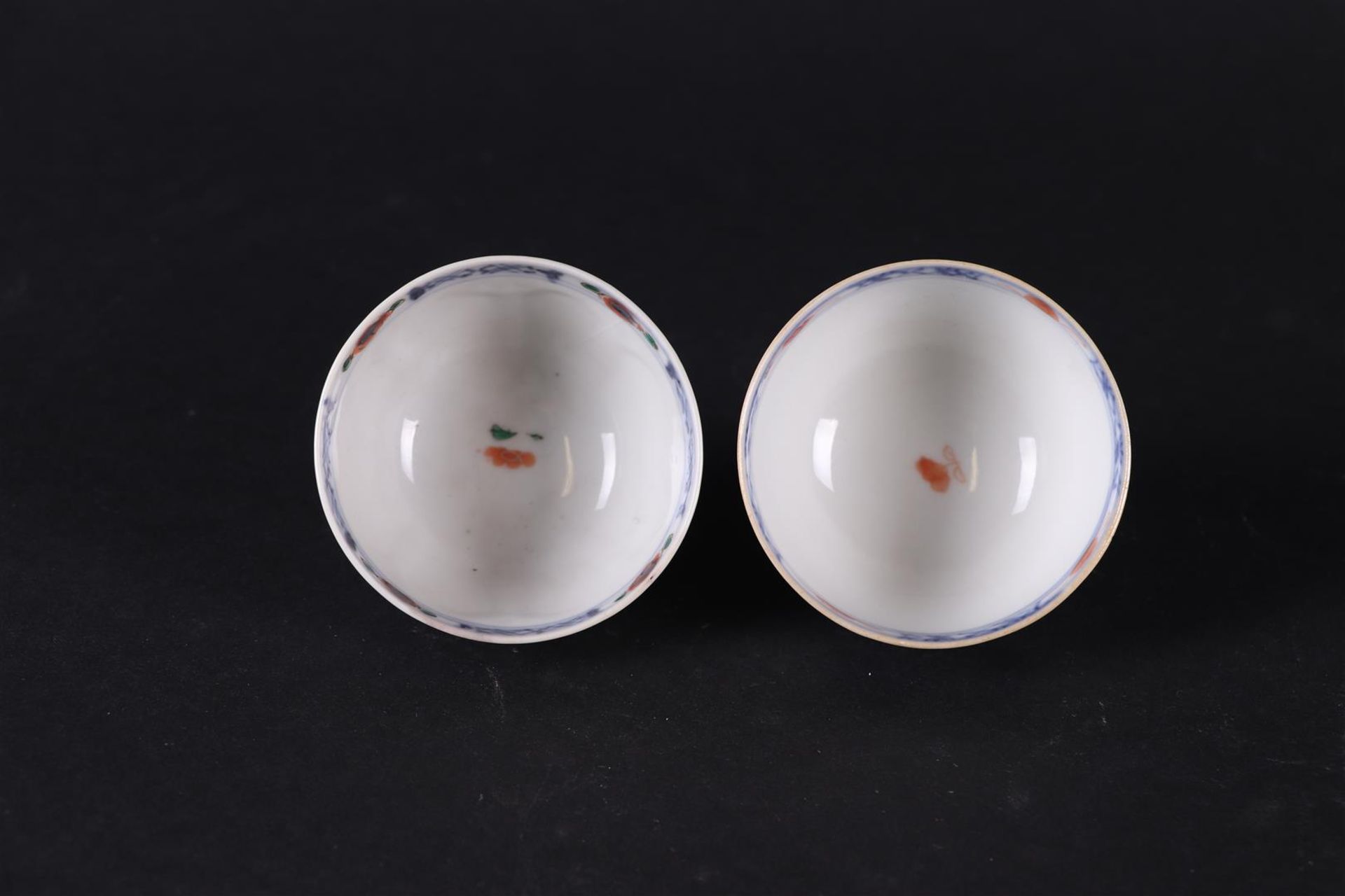 Two porcelain Famille Rose bowls, both with floral decor. China Qianlong. - Bild 3 aus 4