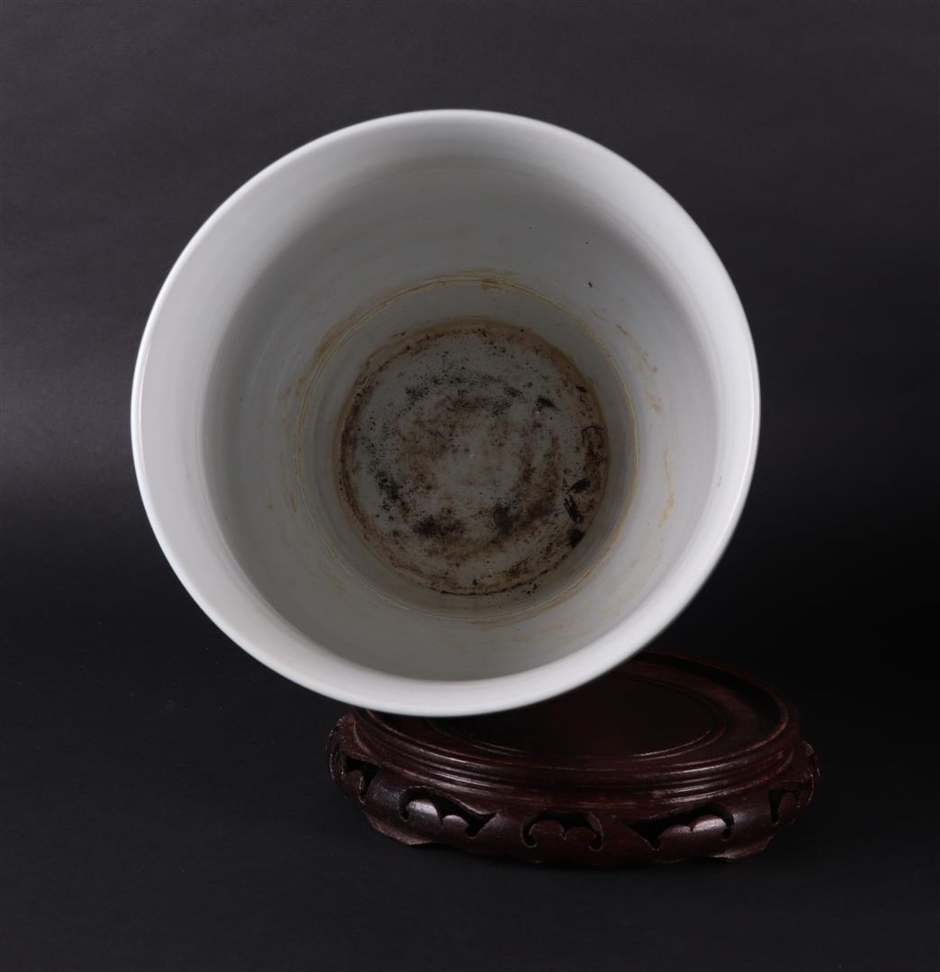 A porcelain Jingdezhen beaker vase with landscape decor. China, 20th century. - Bild 6 aus 12