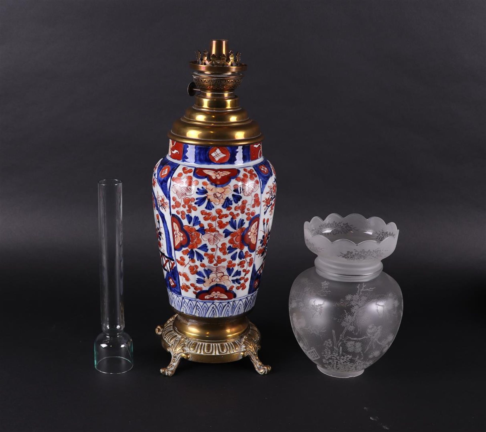 And a porcelain Imari vase converted into an oil lamp. Japan, 19th century. - Bild 3 aus 5