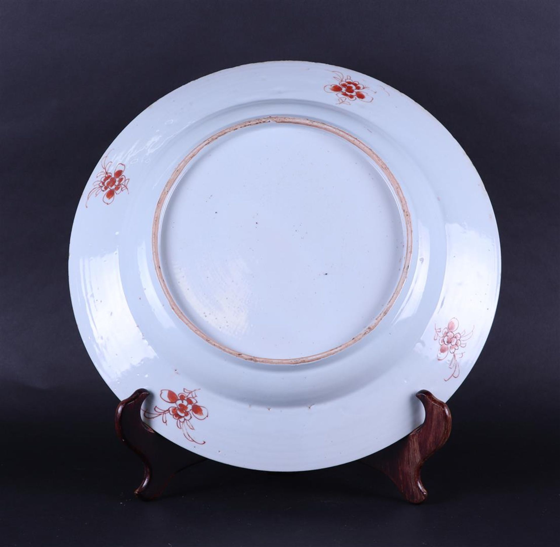 A large porcelain famile rose dish. China, 18th century. - Image 2 of 2