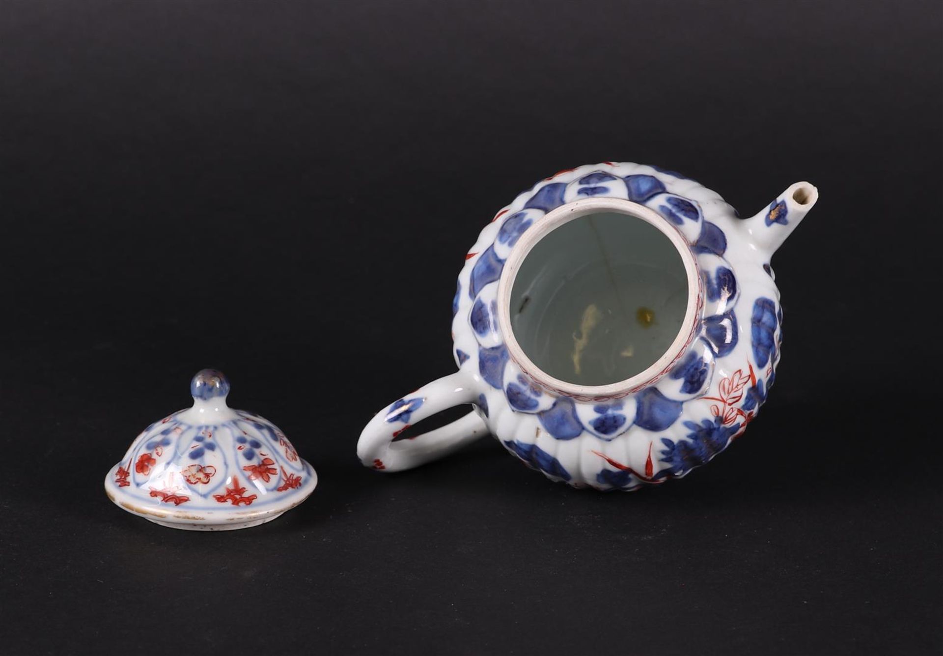 A porcelain Imari teapot ribbed model with floral decor. China, Qianlong. - Bild 3 aus 4