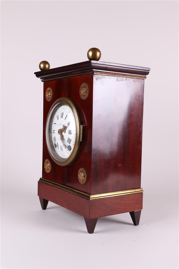 A mahogany glued Louis XIV mantel clock, addressed Jan Hendruk Kuhn Amsterdam. J - Image 3 of 8