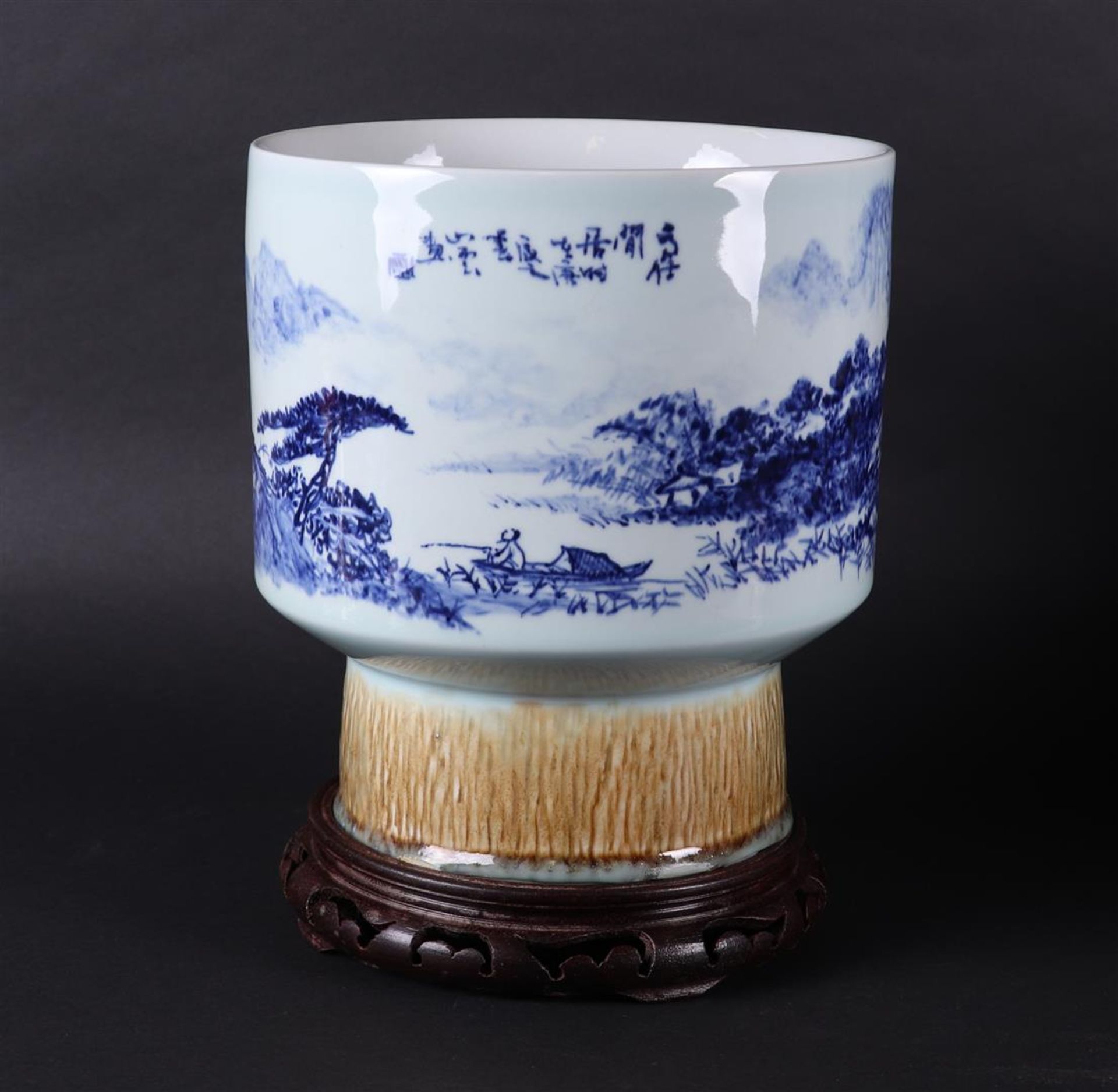 A porcelain Jingdezhen beaker vase with landscape decor. China, 20th century. - Bild 3 aus 12