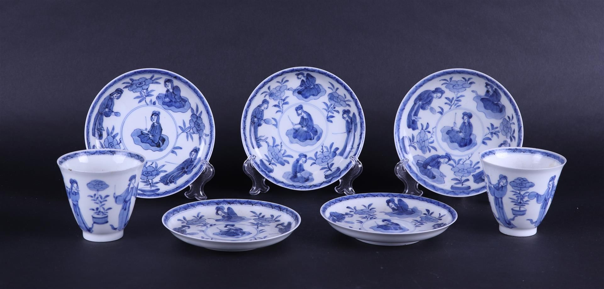 Five porcelain dishes and 2 cups decorated with standing and seated long Elizas - Bild 2 aus 3