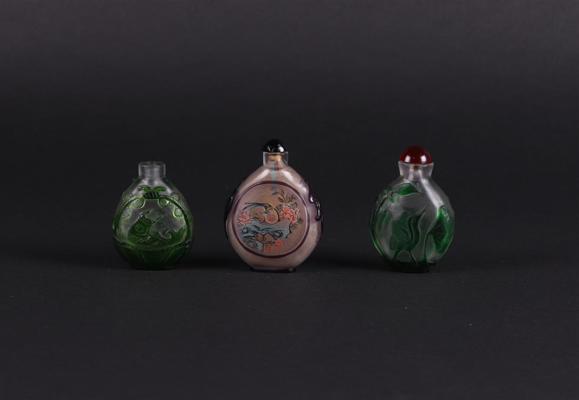 A lot  with  (3) snuff bottles, some in glass. China, 20th century. - Image 2 of 2