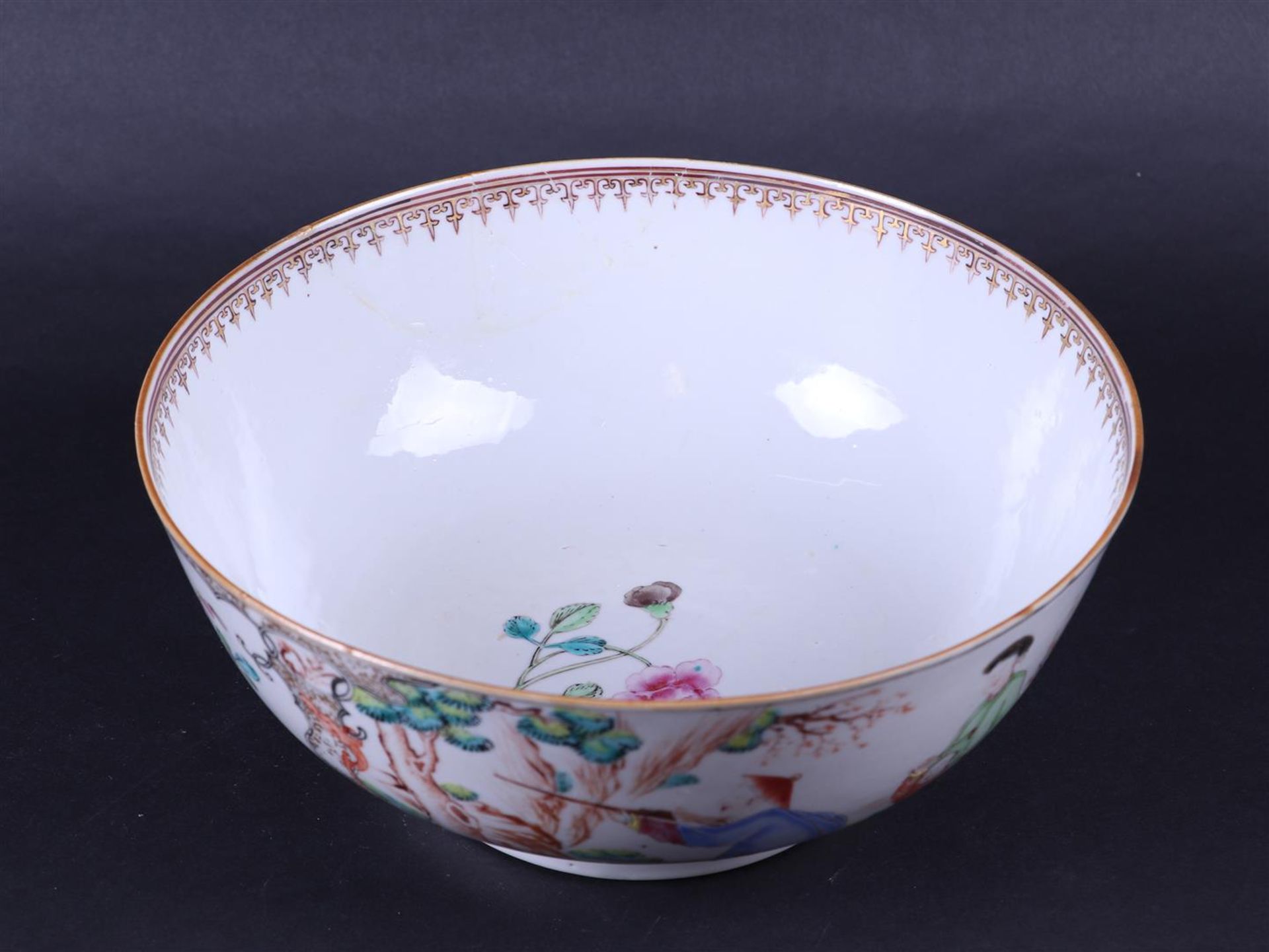 A large porcelain Chine de comande bowl decorated with various figures. China, 18th century. - Image 6 of 6