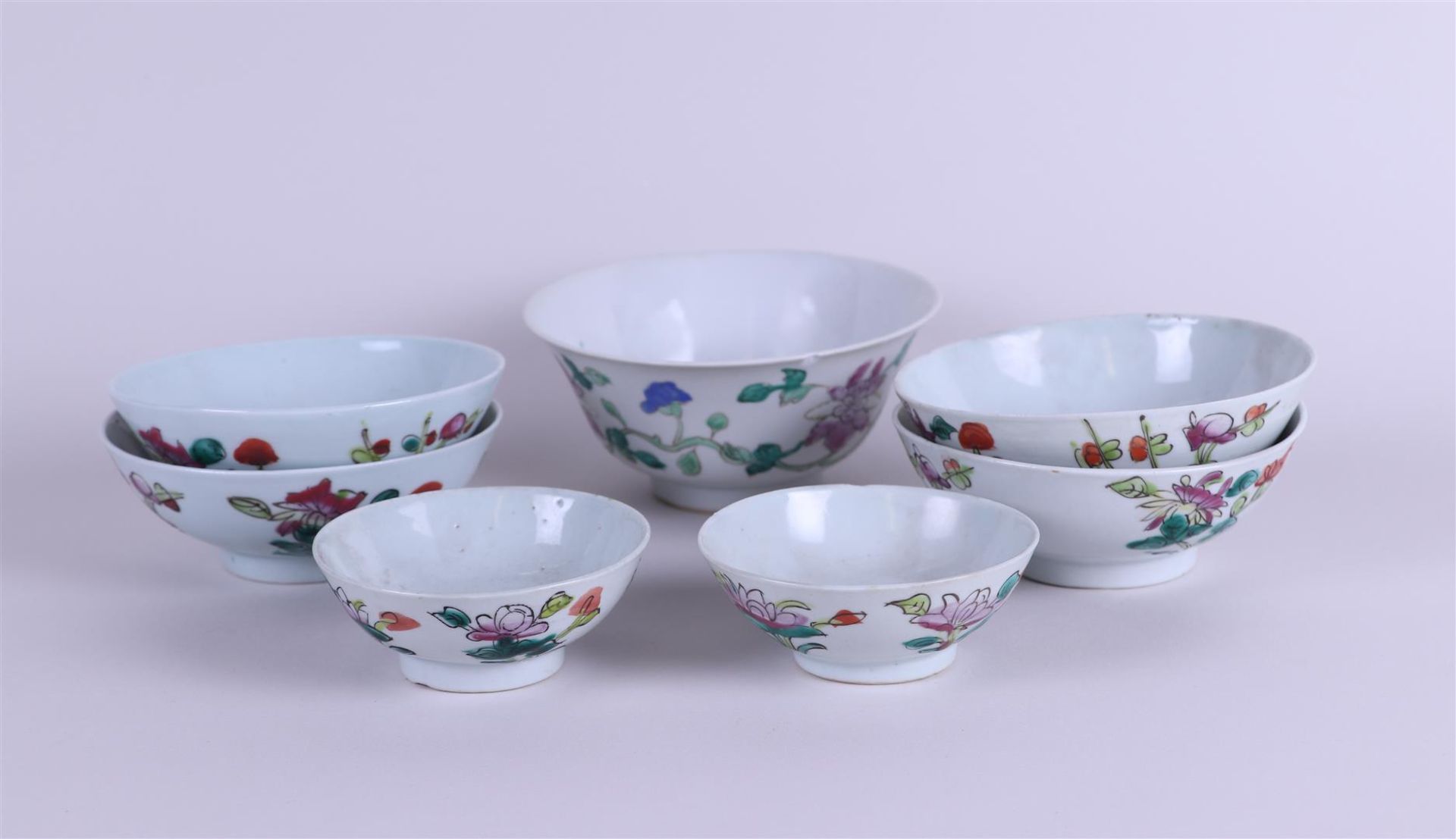 A lot  with (6)  porcelain bowls with floral decor. China, Tongzhi.