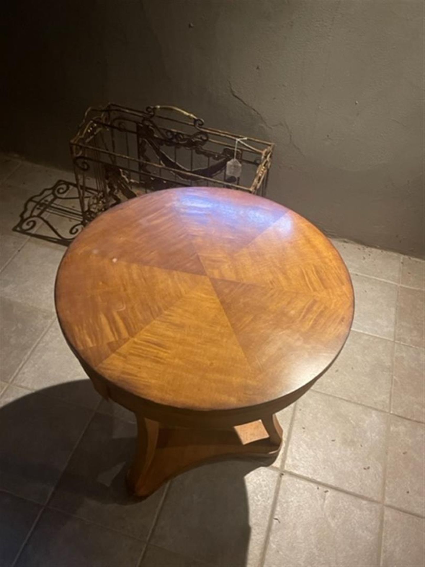 A round mahogany glued high plant table on three legs, ca. 1900 - Bild 2 aus 2