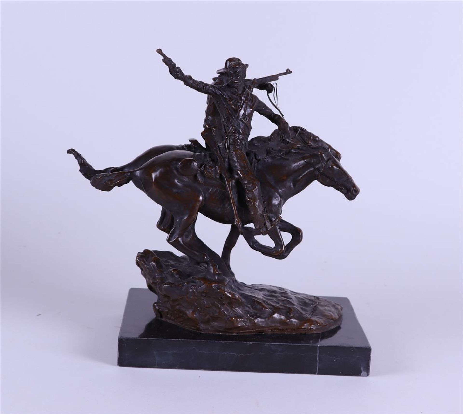 D'après Frédéric Remington, A bronze patinated sculpture of  cowboys on horseback, on a marble base - Image 5 of 6