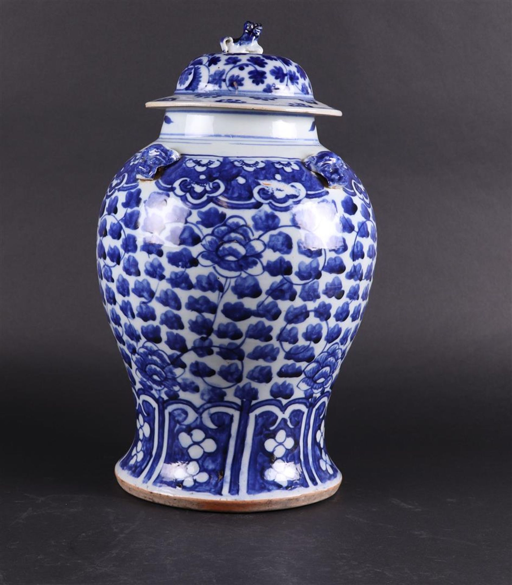 A large porcelain lidded vase. China, 19th century. - Bild 2 aus 6