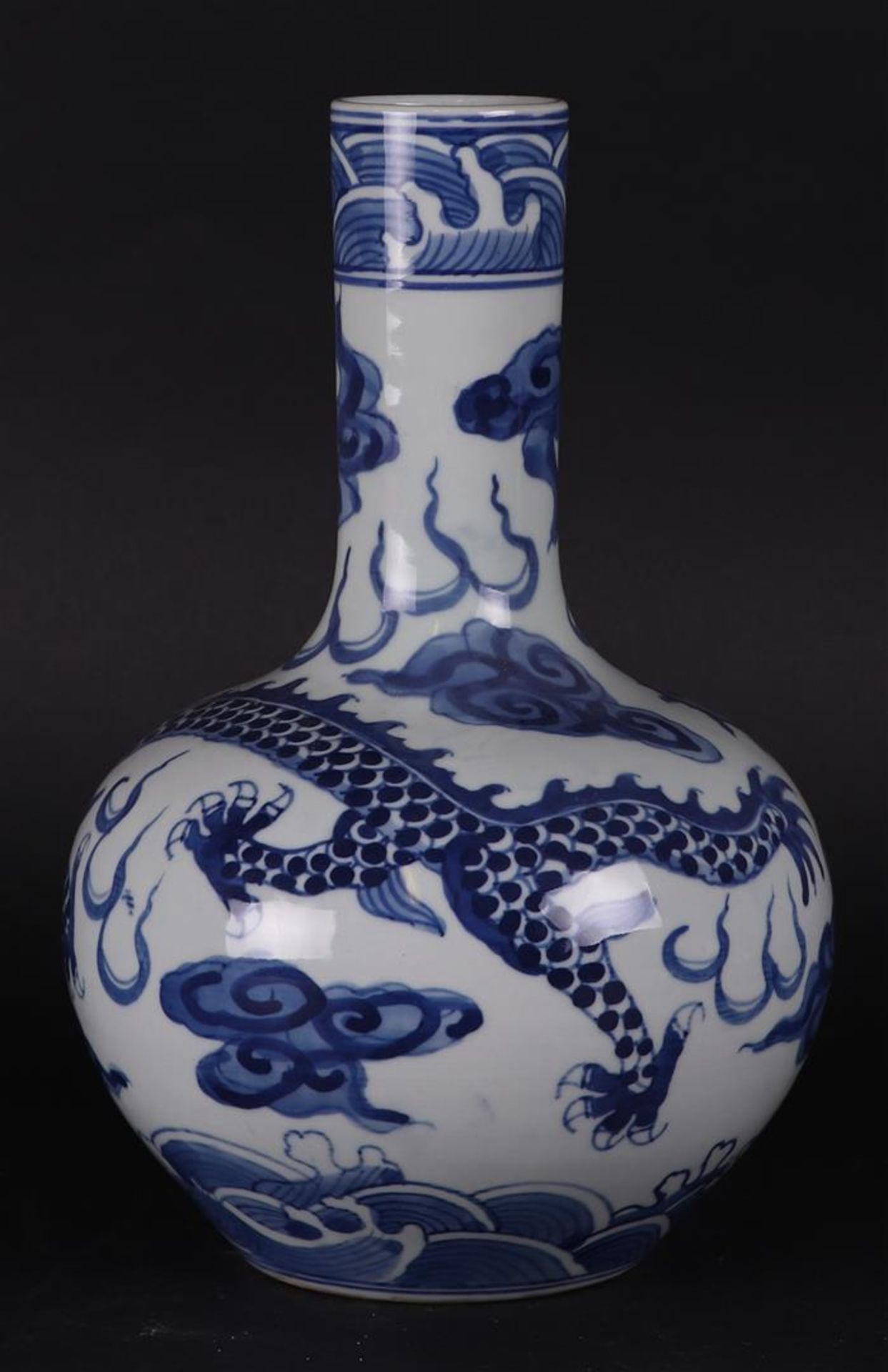 A porcelain stem vase with dragon decor, marked Xuande. China, late 20th century. - Bild 3 aus 4