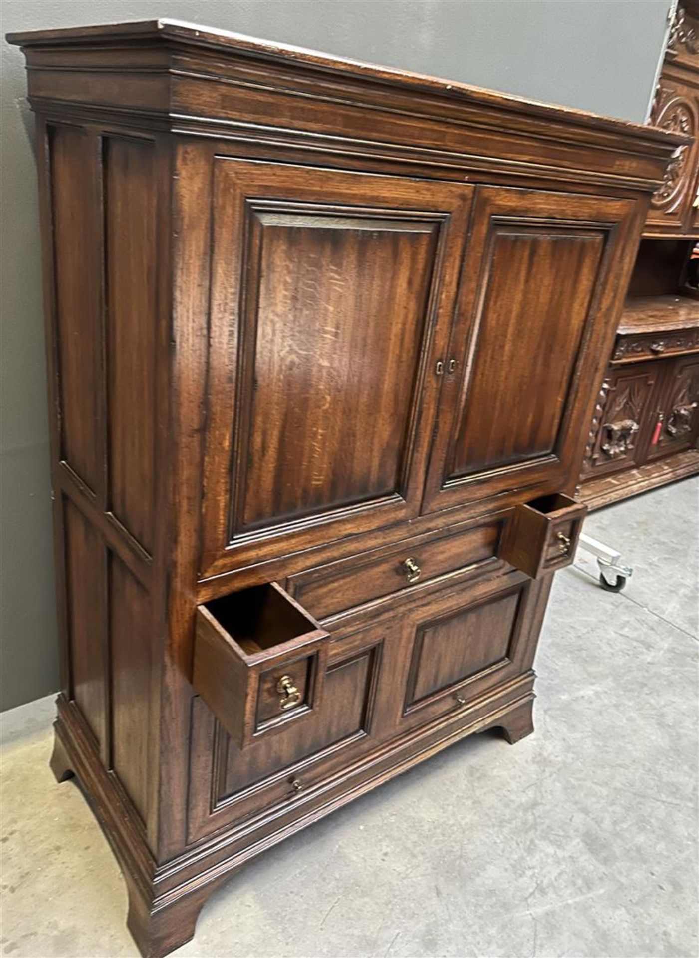 A chestnut wood china cabinet, after an older example. In very good condition. - Image 3 of 4