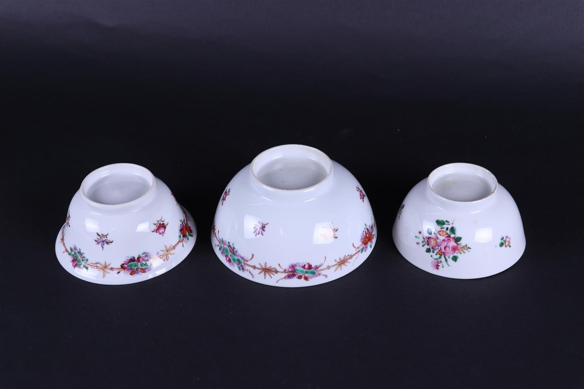 A lot of  (3) porcelain Famile Rose bowls. China, 18th century. - Image 3 of 3