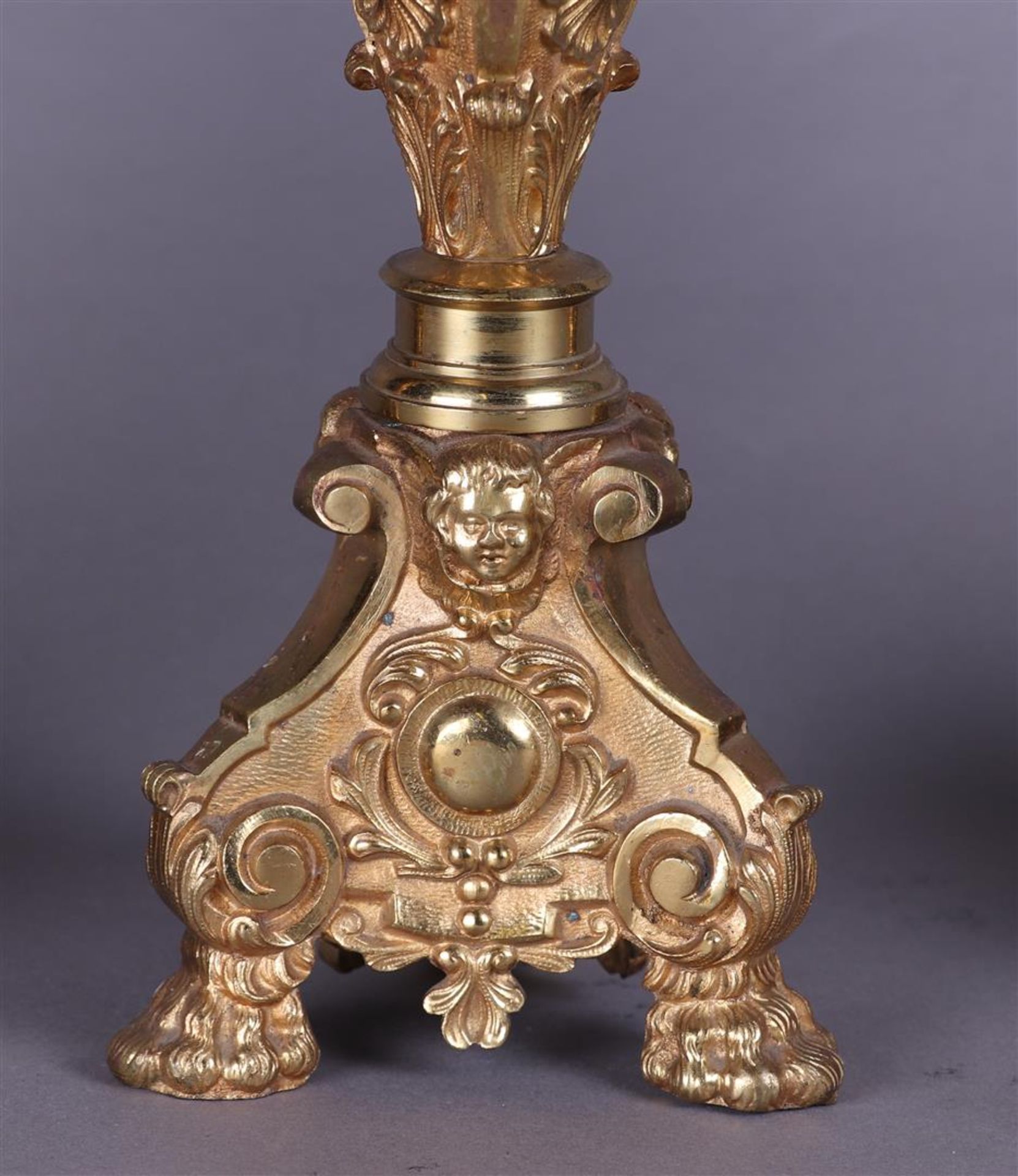 A lot consisting of a set of four bronze altar candlesticks. Late 19th century. - Bild 3 aus 3