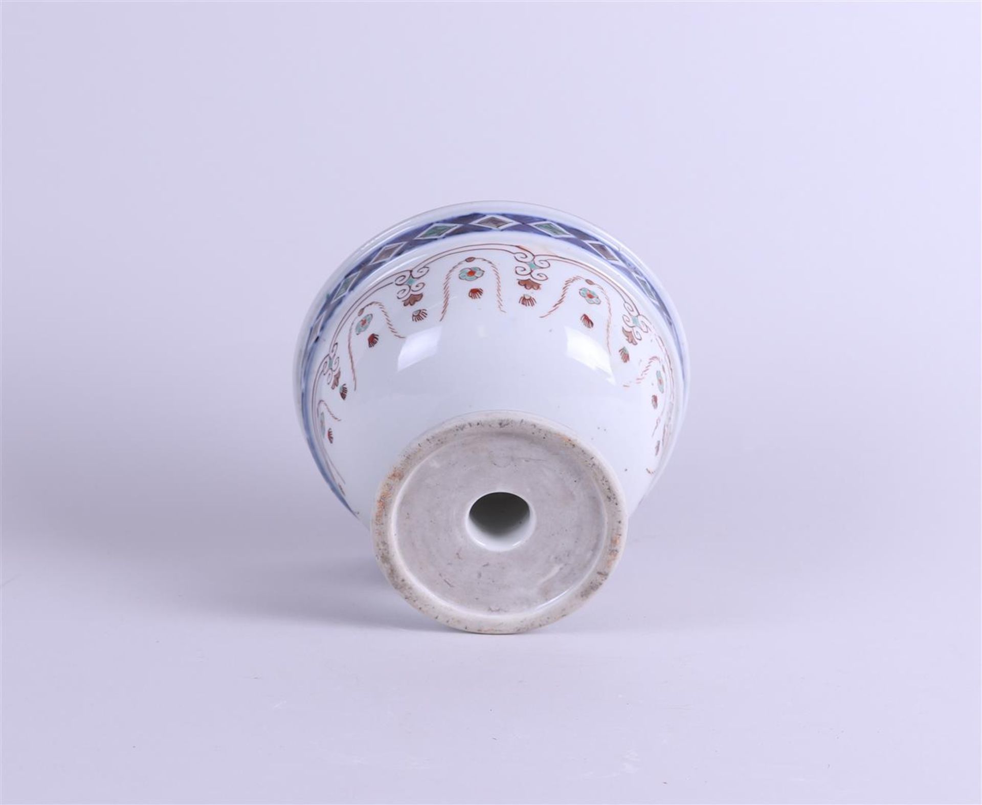 An Imari stem cup decorated with birds and blossoms on the inside, Japan, 19th century. - Bild 3 aus 3