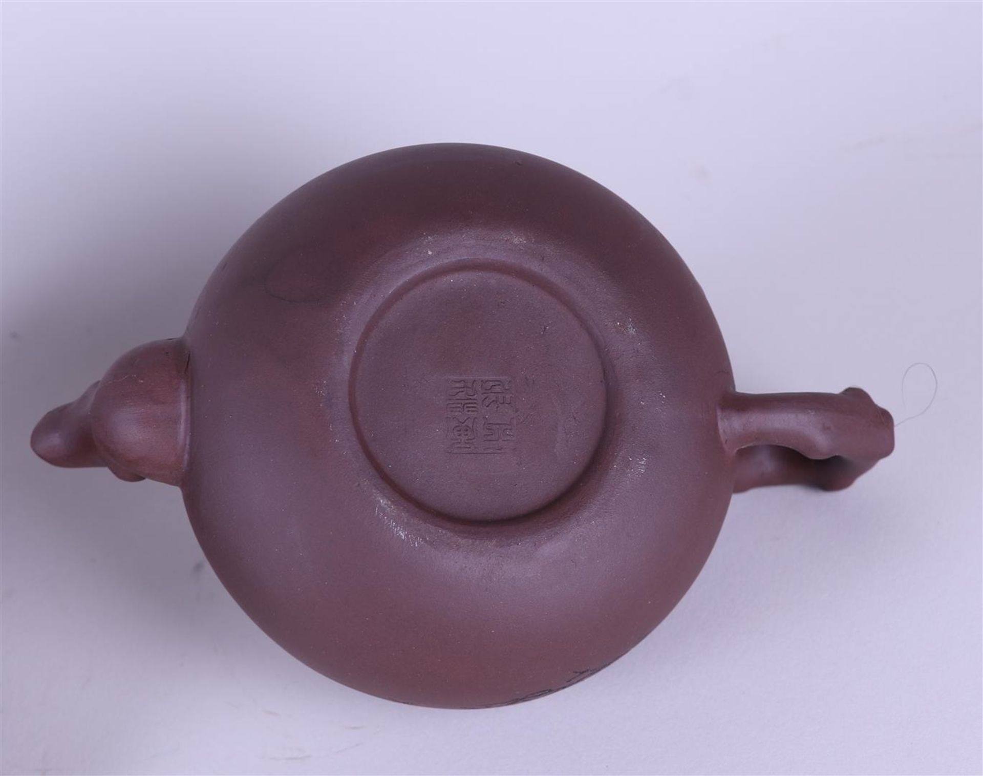 A lot consisting of a Yixing teapot, a ditto pot and four cups on a tray. China, 20th century. - Bild 4 aus 4