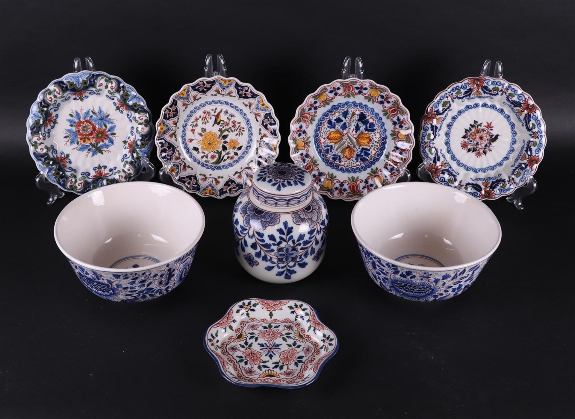 A lot with various polychrome pottery,